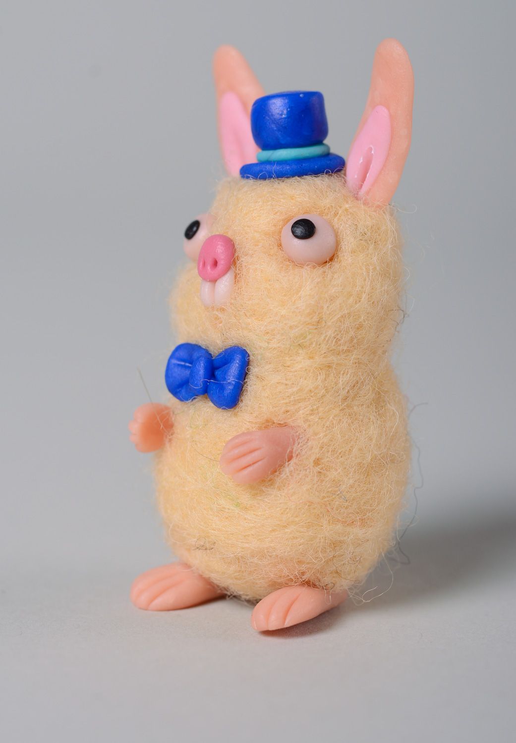 Figura de lana juguete de bolsillo hecho a mano en técnica de fieltro Conejo  foto 2