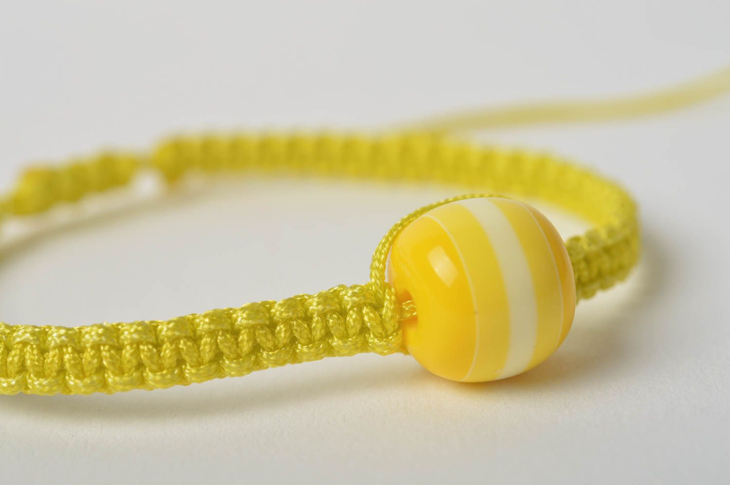 Браслет ручной работы браслет из шнурков плетеный браслет желтый с бусиной фото 2