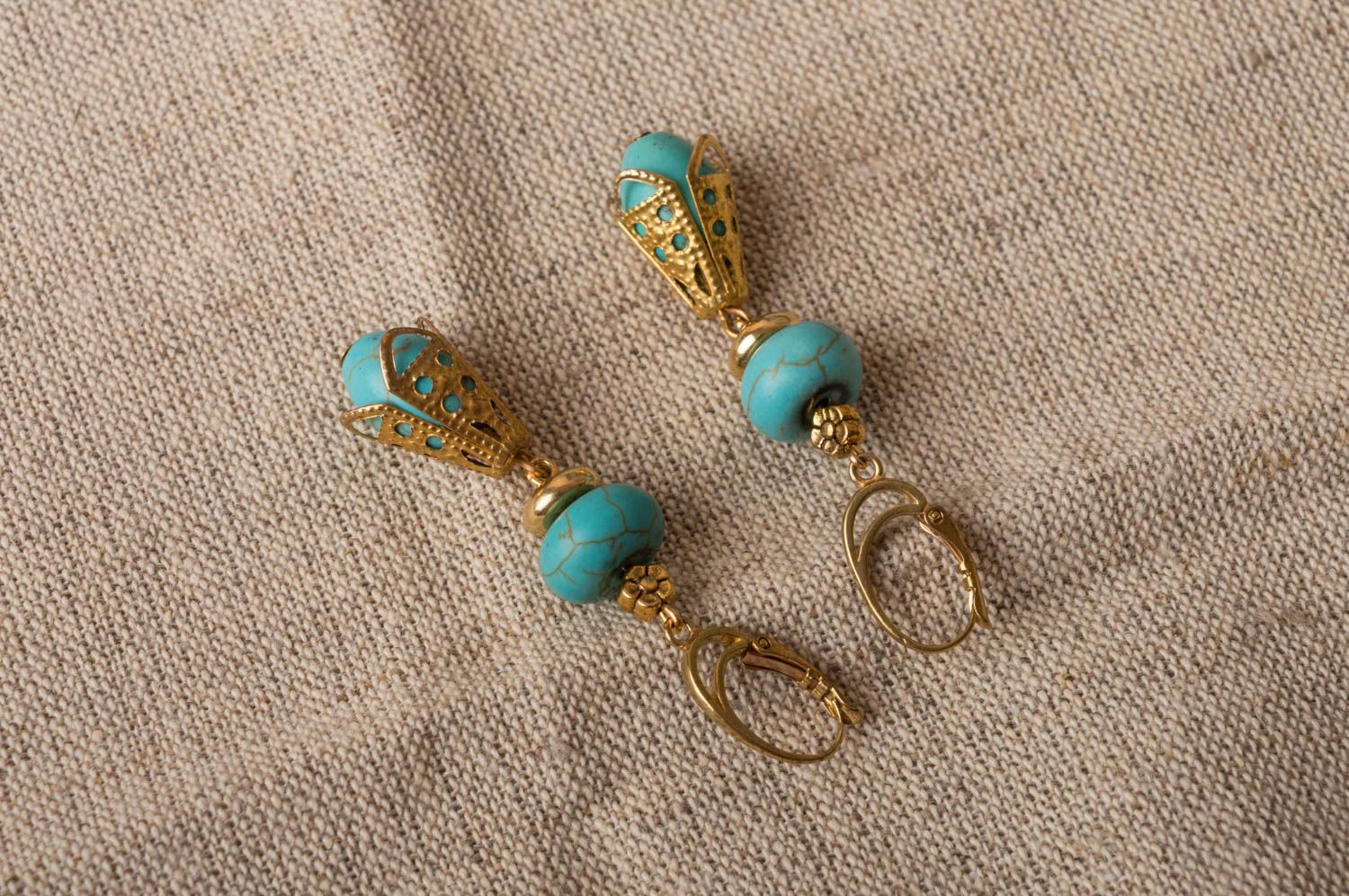 Lange türkisblaue handgemachte Ohrringe mit Anhängern aus Naturstein mit Messing foto 1