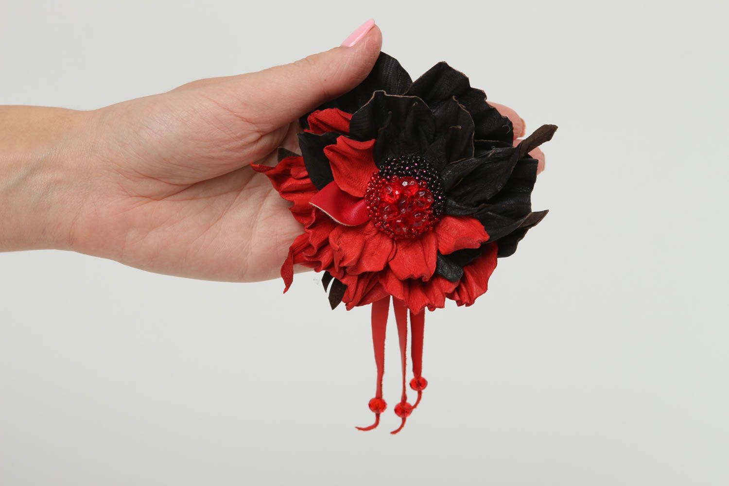 Broche en cuir Bijou fait main fleur rouge Accessoire femme design original photo 5