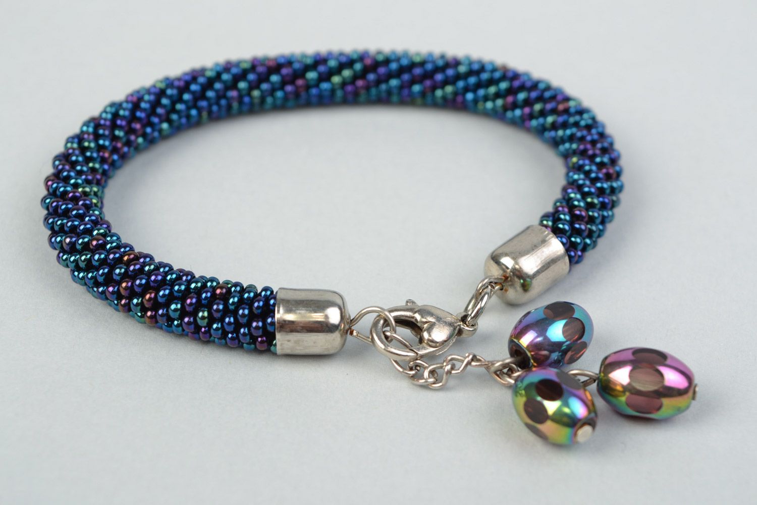Bracelet bleu foncé en perles de rocaille avec pendentifs fait main pour femme photo 4