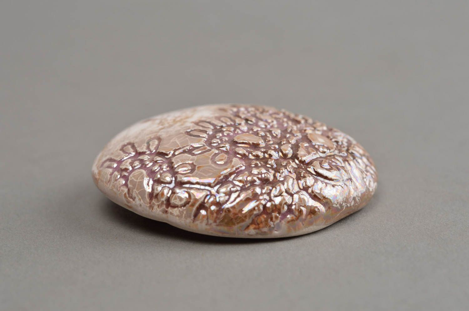Круглая брошь из натуральной глины ручной работы расписанная глазурью Перламутр фото 3