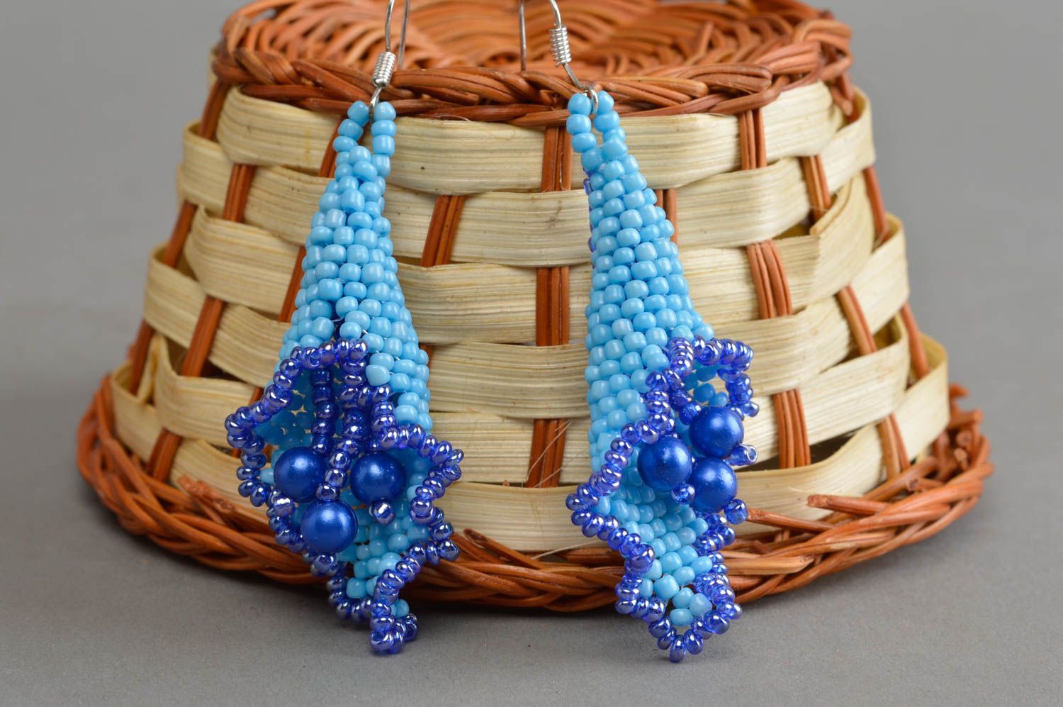 Boucles d'oreilles en perles de rocaille faites main couleur bleue pendantes photo 1