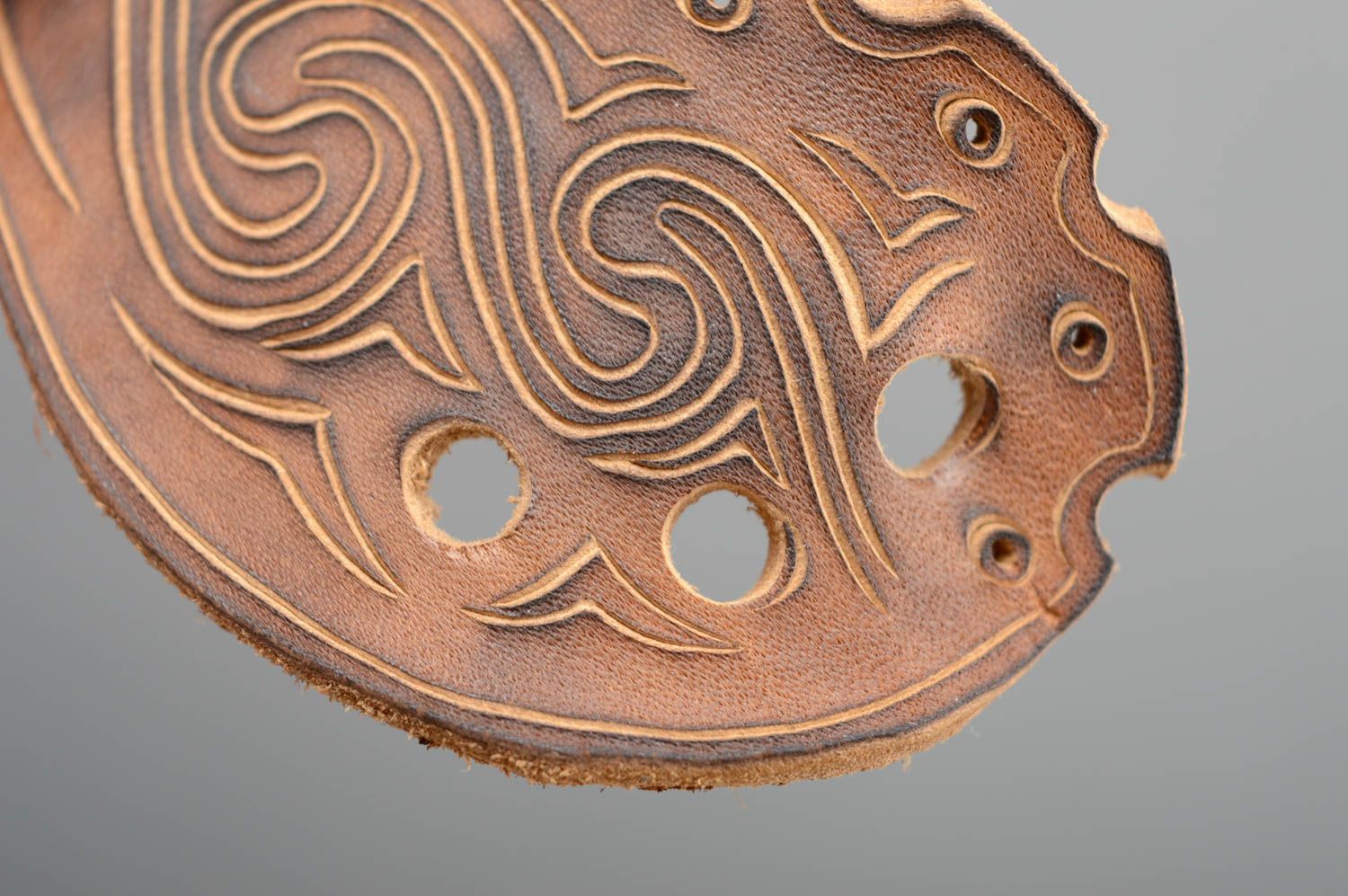 Barrette en cuir naturel avec pique en bois faite main décorée de sculpture photo 2
