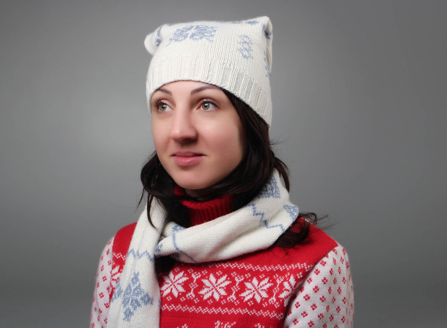 Weibliche handmade Mütze und Schal aus Wolle in Weiß foto 1