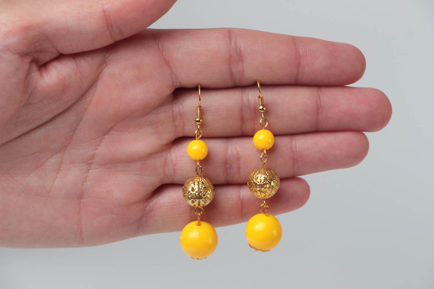 Juwelier Modeschmuck handmade Metall Ohrringe lang in Gelb handgemachte Ohrringe foto 5