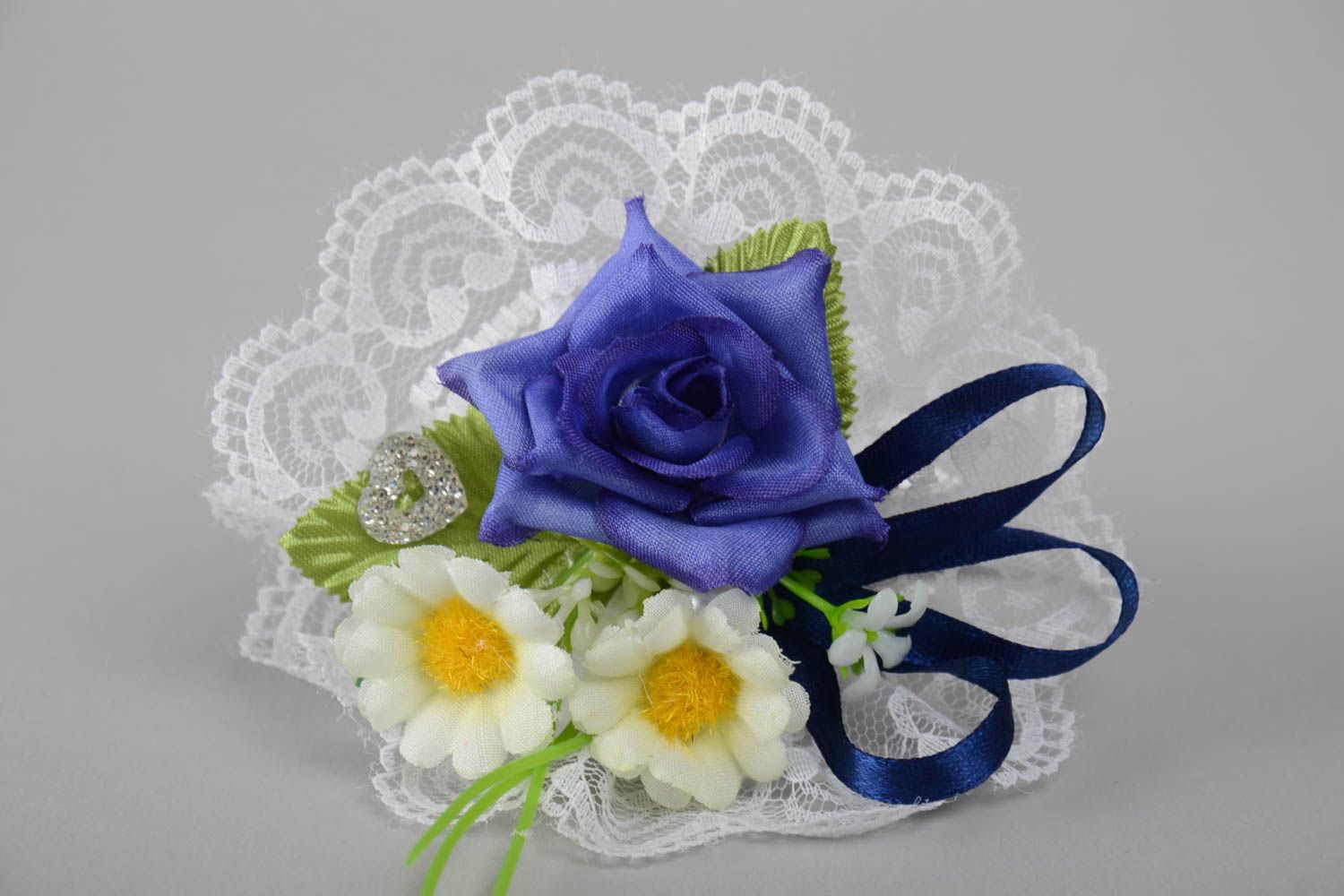 Hochzeit Boutonniere mit Blumen aus Atlasbändern handmade mit Spitze zart foto 4