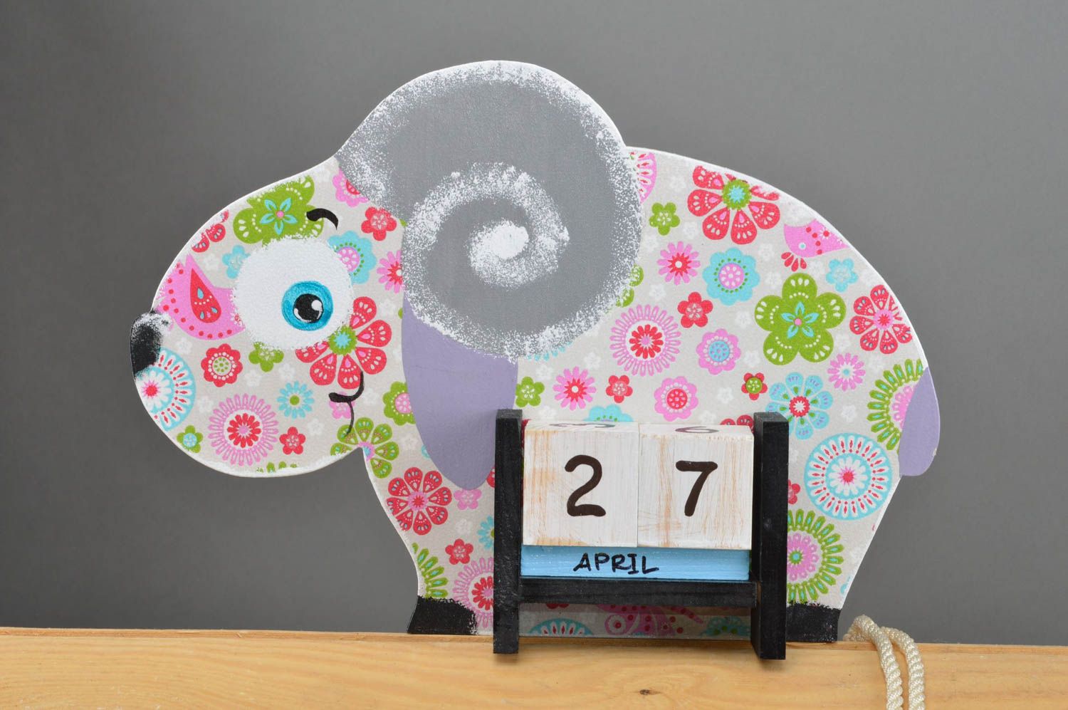Детский календарь в виде барашка из фанеры декупаж в цветочек ручной работы фото 2