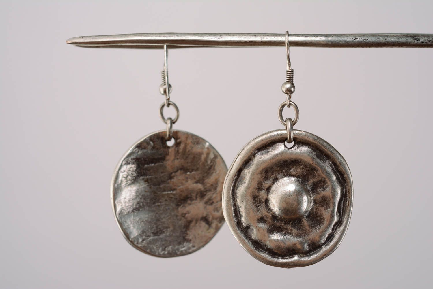 Pendientes de metal redondos Amuletos de antepasados foto 3