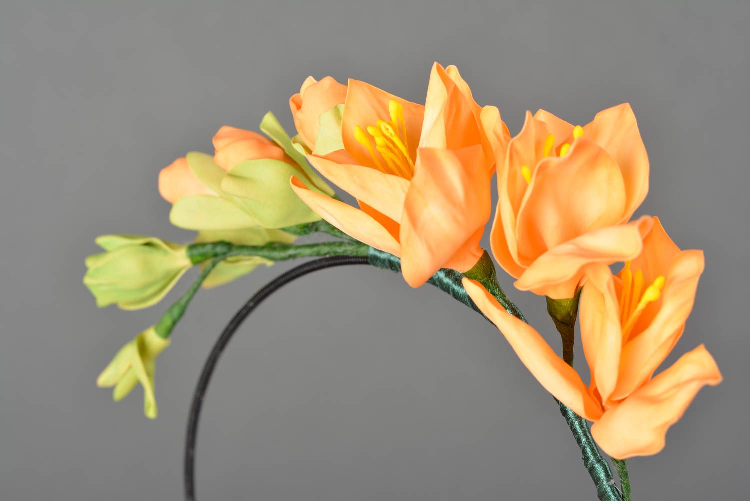 Ободок с цветами из фоамирана ручной работы красивый в оранжевых тонах женский фото 4
