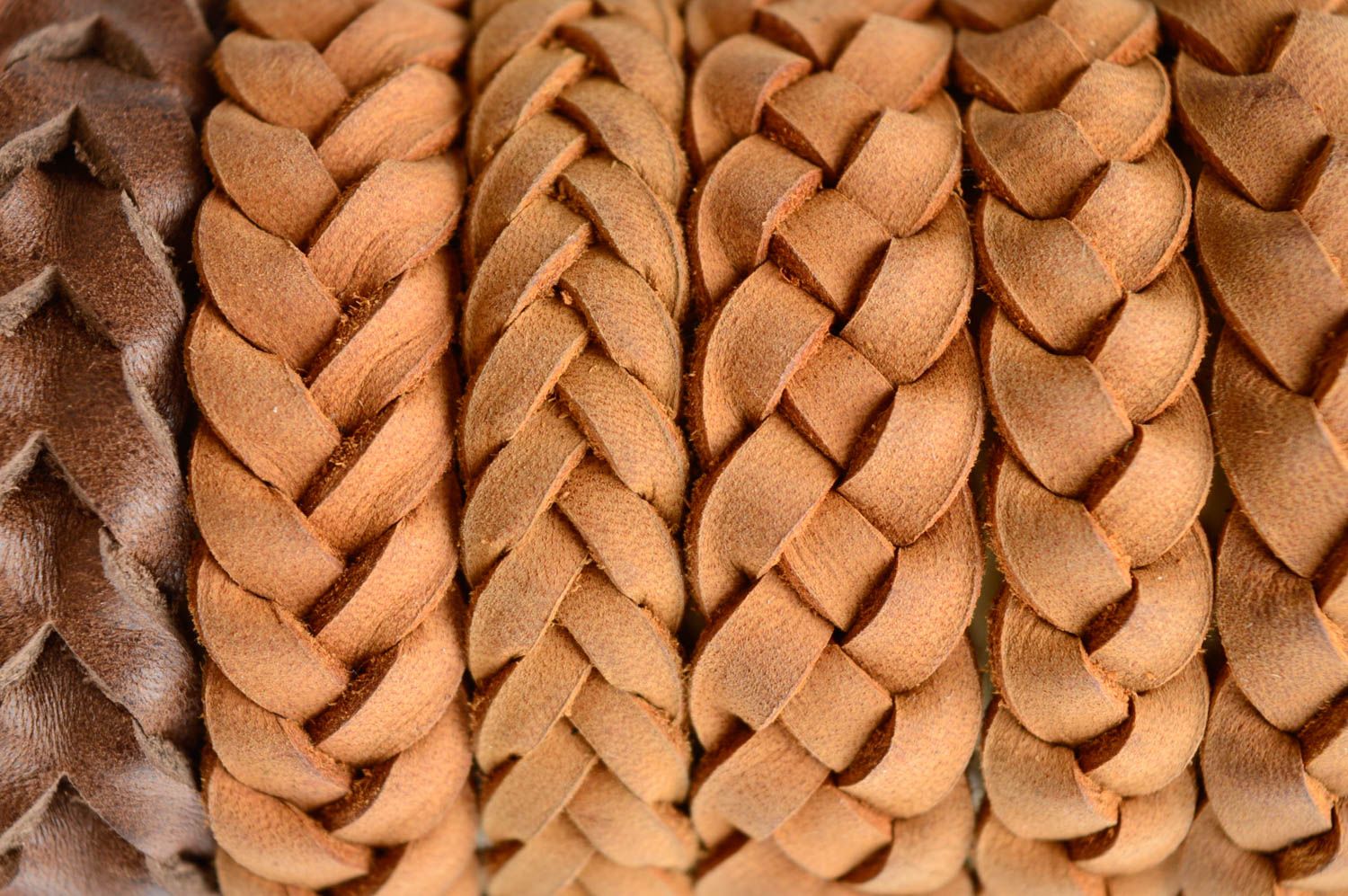 Плетеный кожаный браслет коричневого цвета фото 5