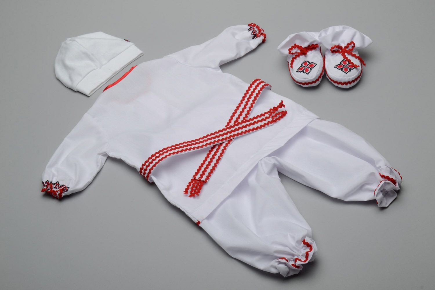 Комплект одежды для мальчика ручной работы вышиванка штаны пояс шапочка и пинетки фото 3