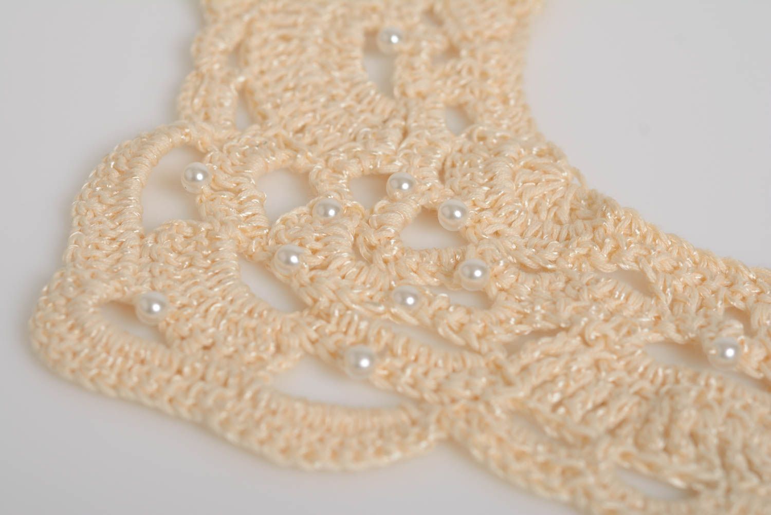 Joli collier tricoté en fils au crochet fait main de couleur ivoire pour femme photo 2