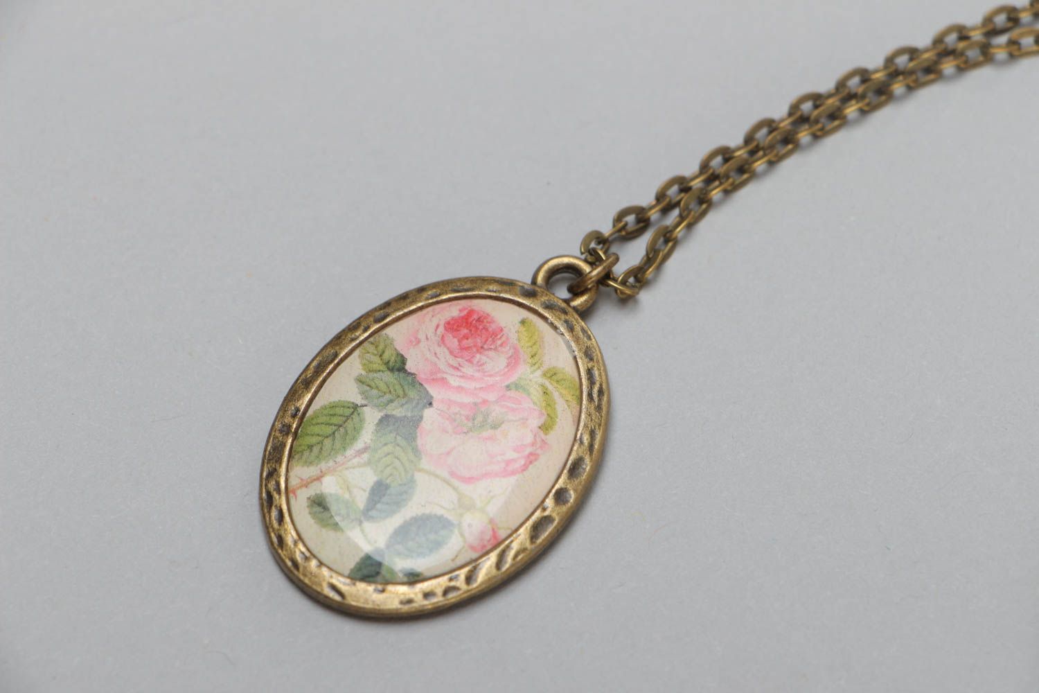 Pendentif ovale vintage à motif floral avec longue chaîne métallique fait main photo 3