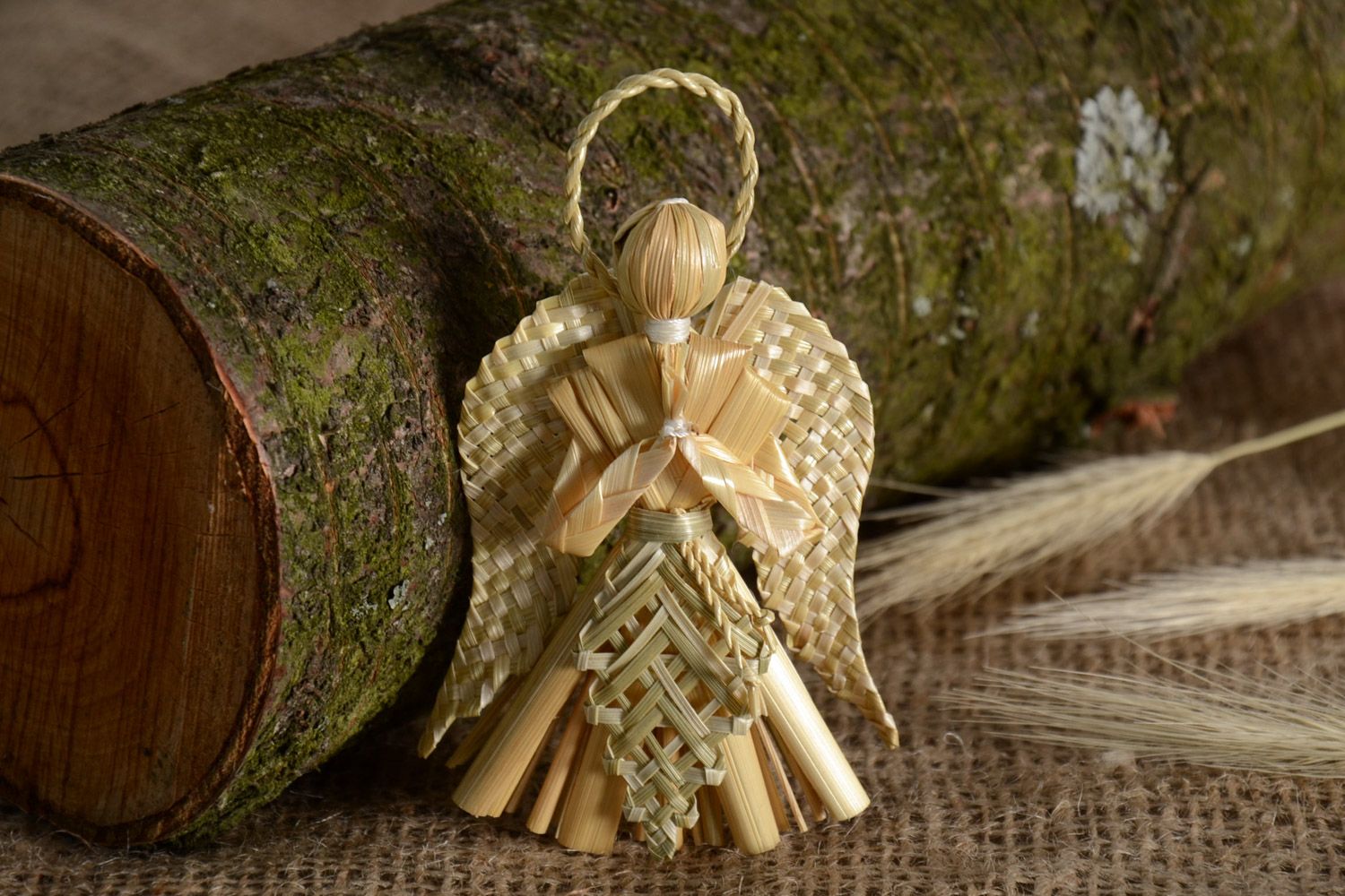 Small handmade wall hanging figurine of guardian angel woven of natural straw photo 1