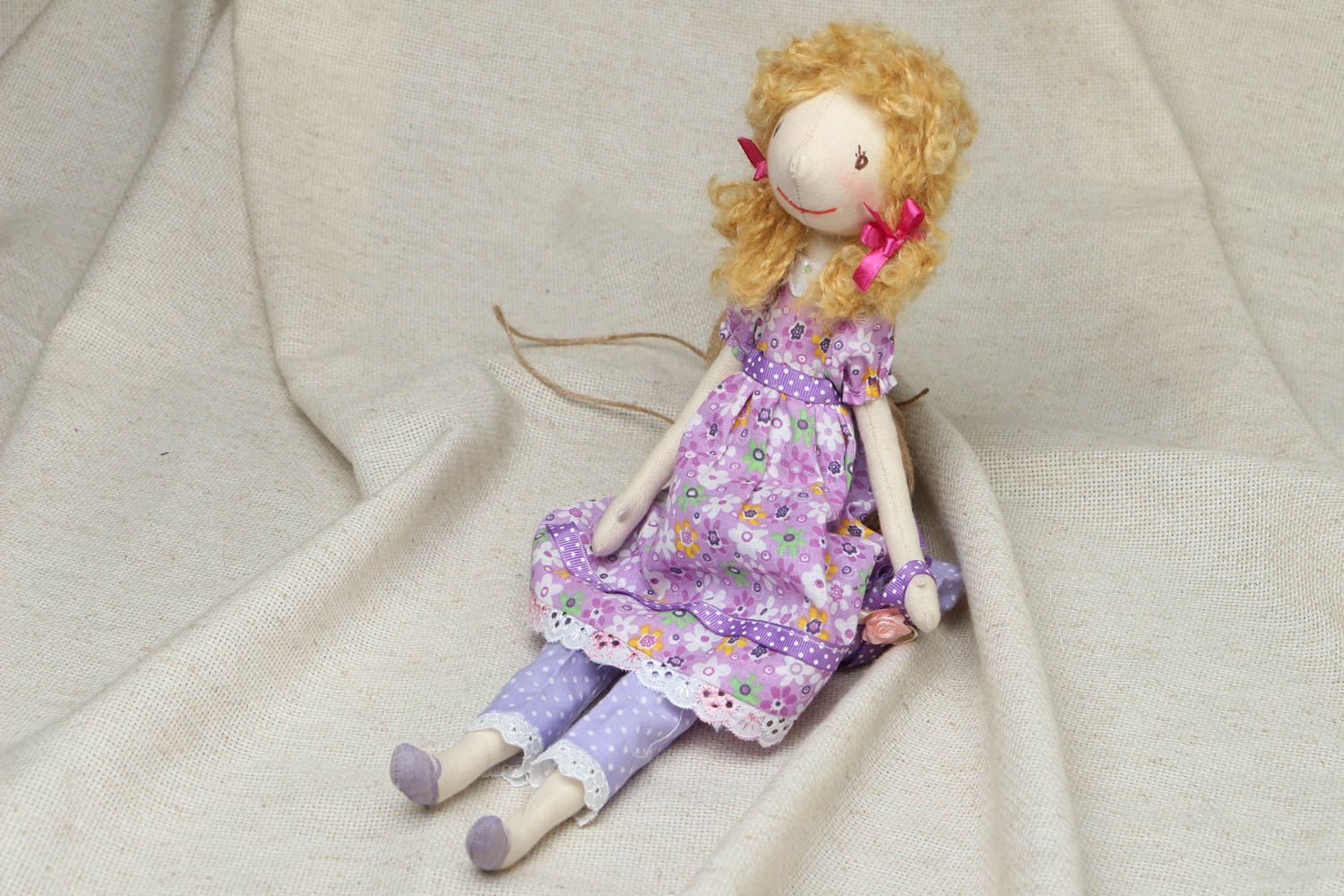Künstlerische Puppe handmade im violetten Kleid foto 1