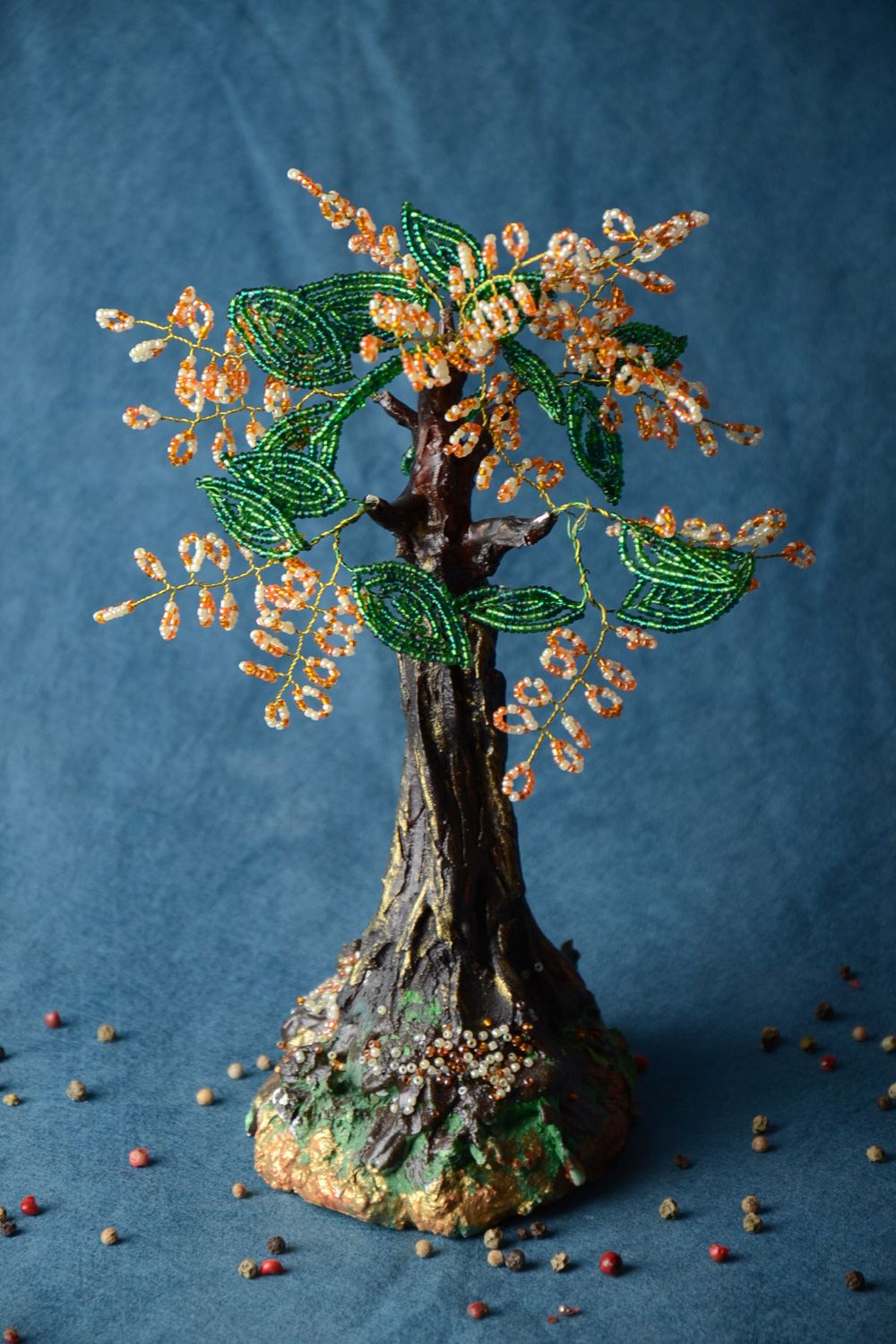 Handgemachter Baum aus Glasperlen mit Acrylfarben bemalt und mit Öko Lack bedeckt foto 1