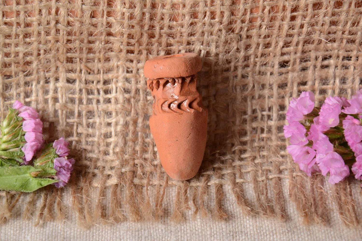 Pendentif cruche en terre cuite fait main petit avec ornements sans cordon photo 1