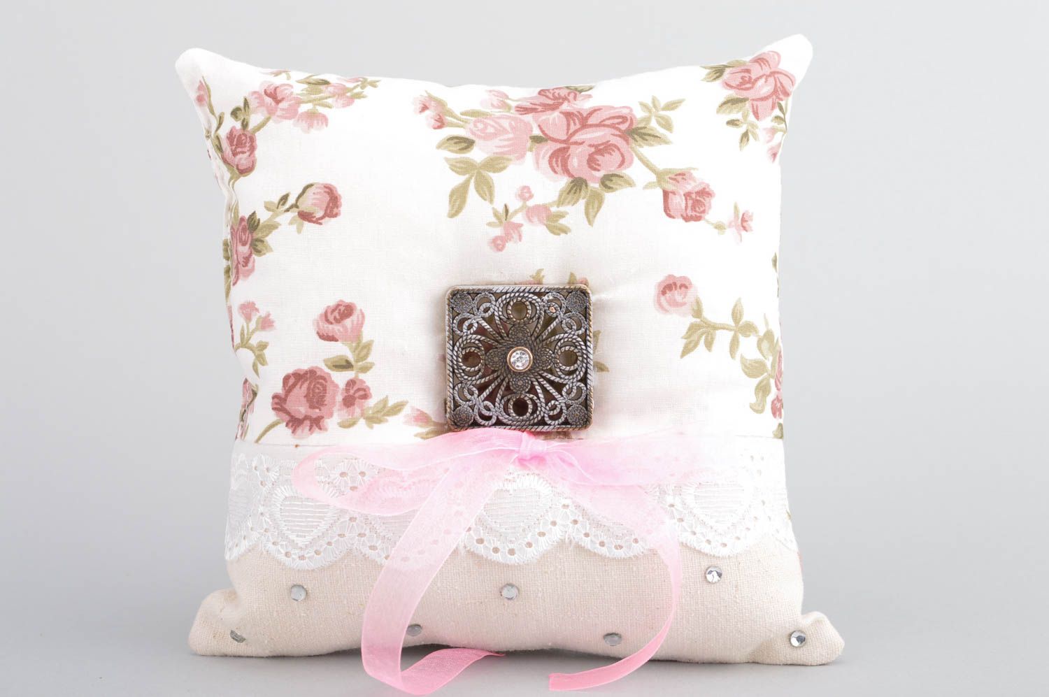 Handmade designer ring bearer pillow sewn of floral cotton fabric with lace photo 2