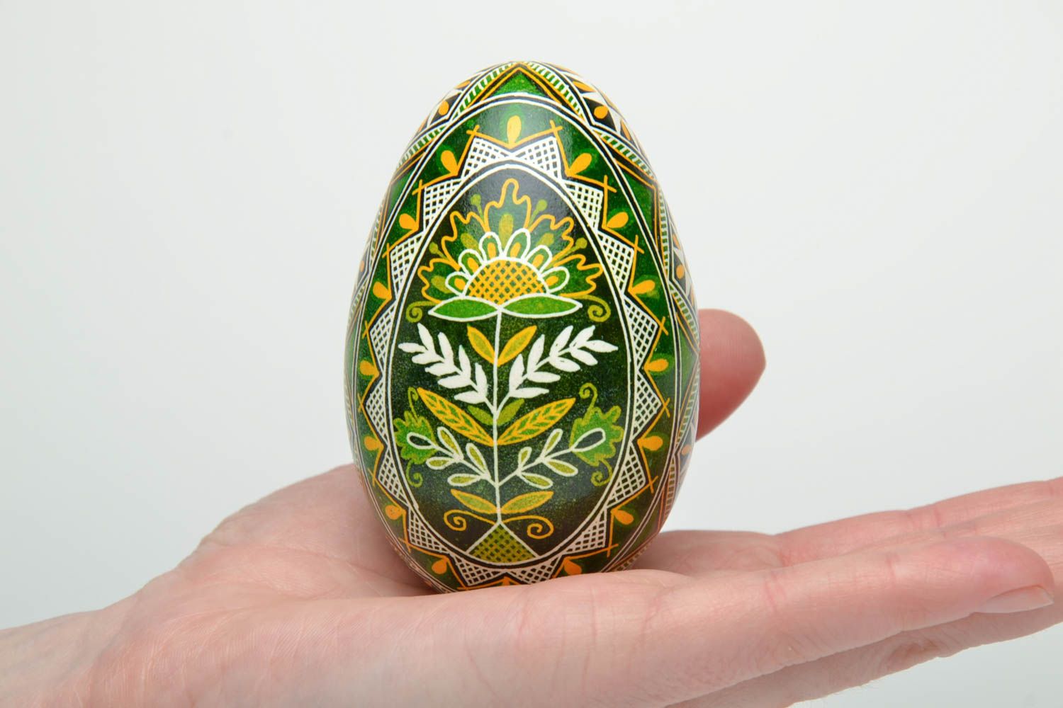 Œuf de Pâques peint à la main de couleurs d'aniline fait main décor pour maison photo 5