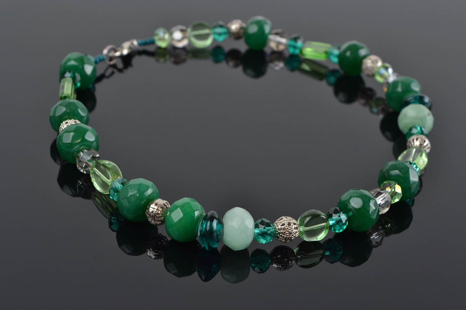 Ожерелье из стекла и натуральных камней зеленое тонкое красивое ручной работы фото 1
