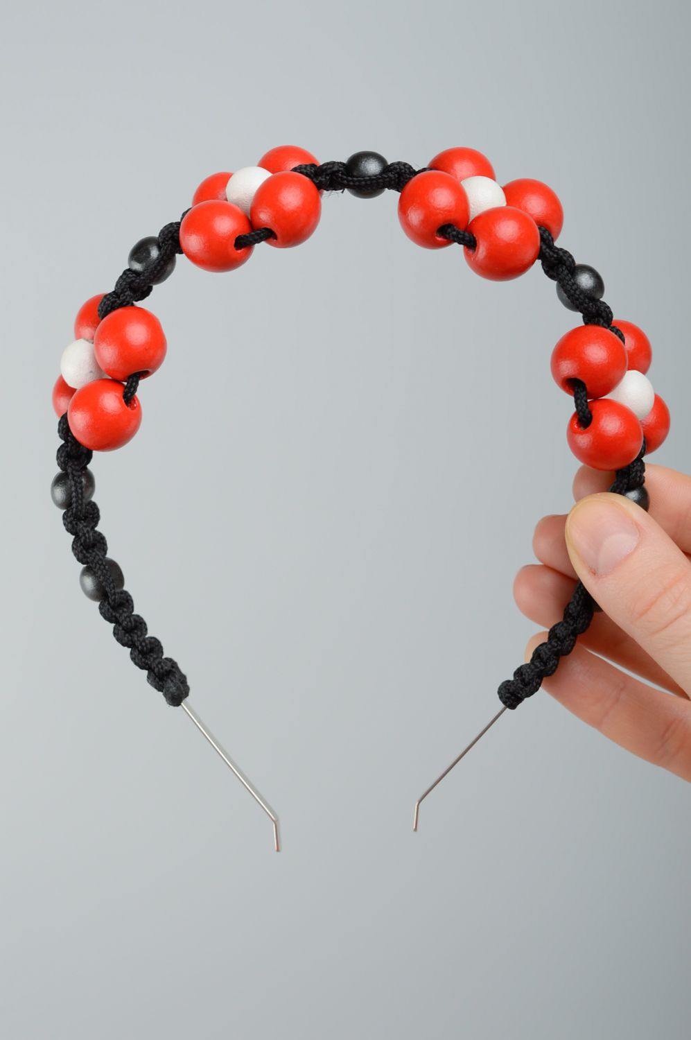 Serre-tête métallique avec macramé et perles de bois rouges, blanches et noires photo 4