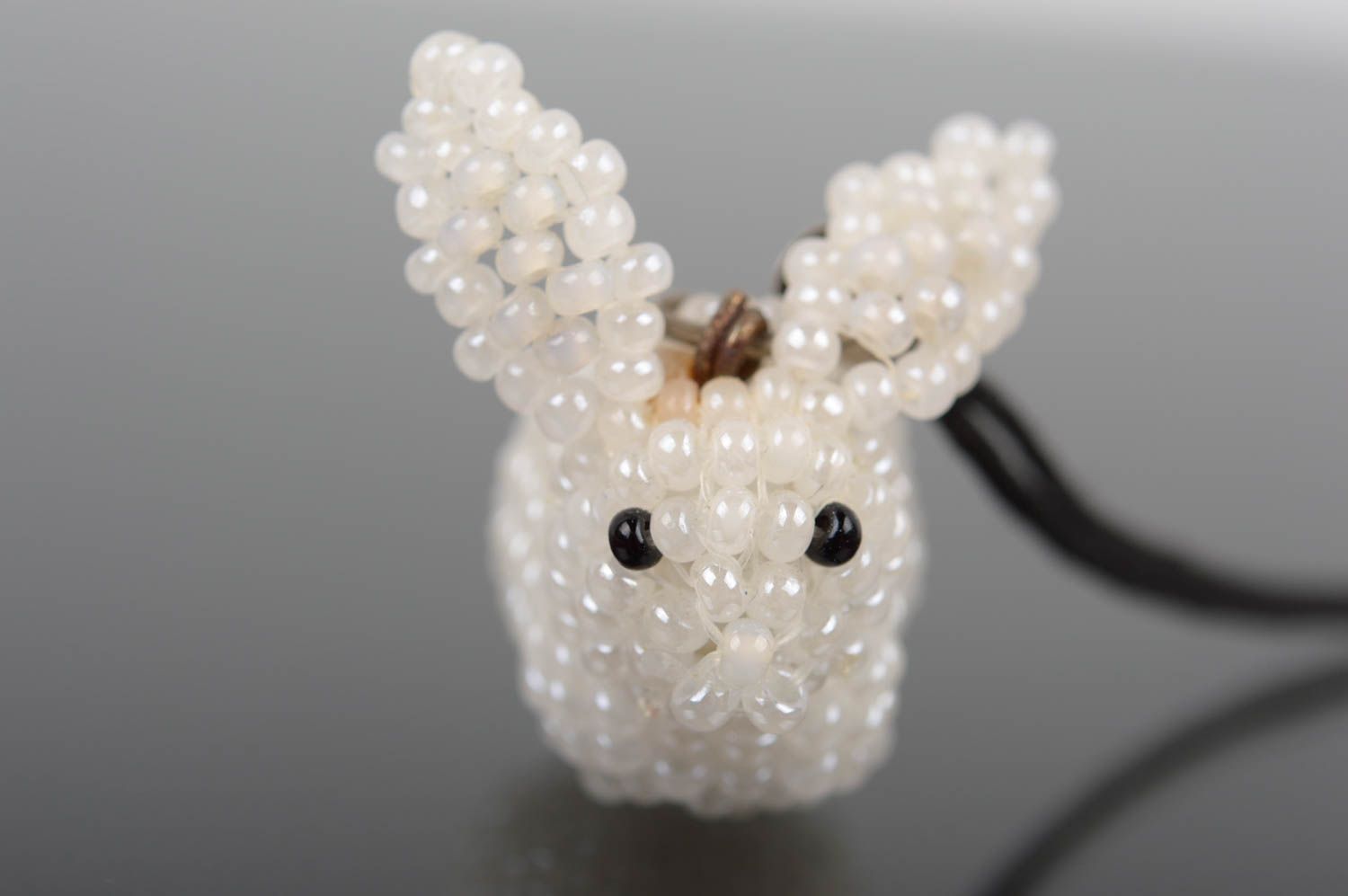 Porte-clé lapin fait main Accessoire design Cadeau original blanc perles photo 2