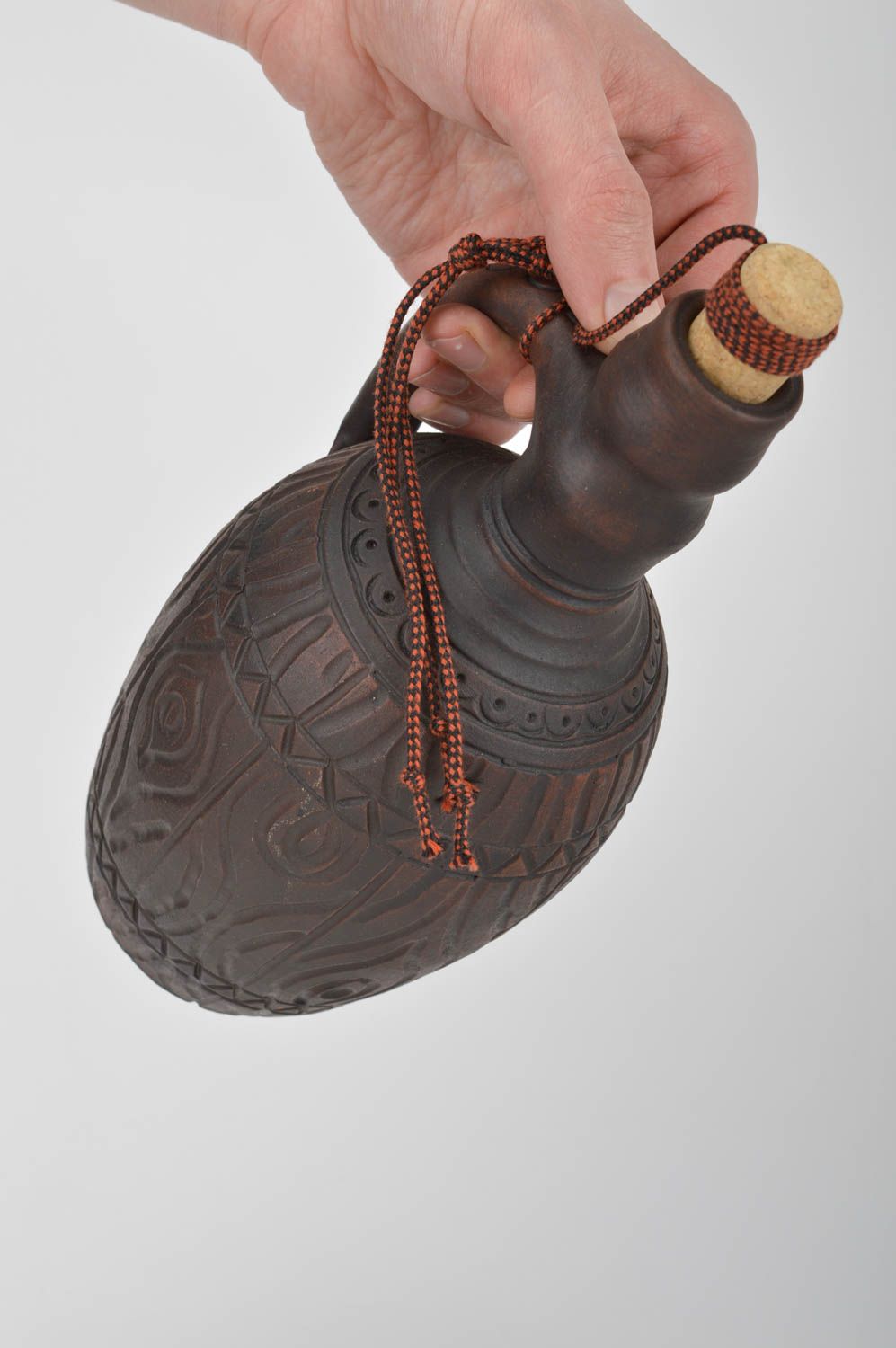 Bouteille en argile faite main décorative avec bouchon et anse brune à motif photo 3