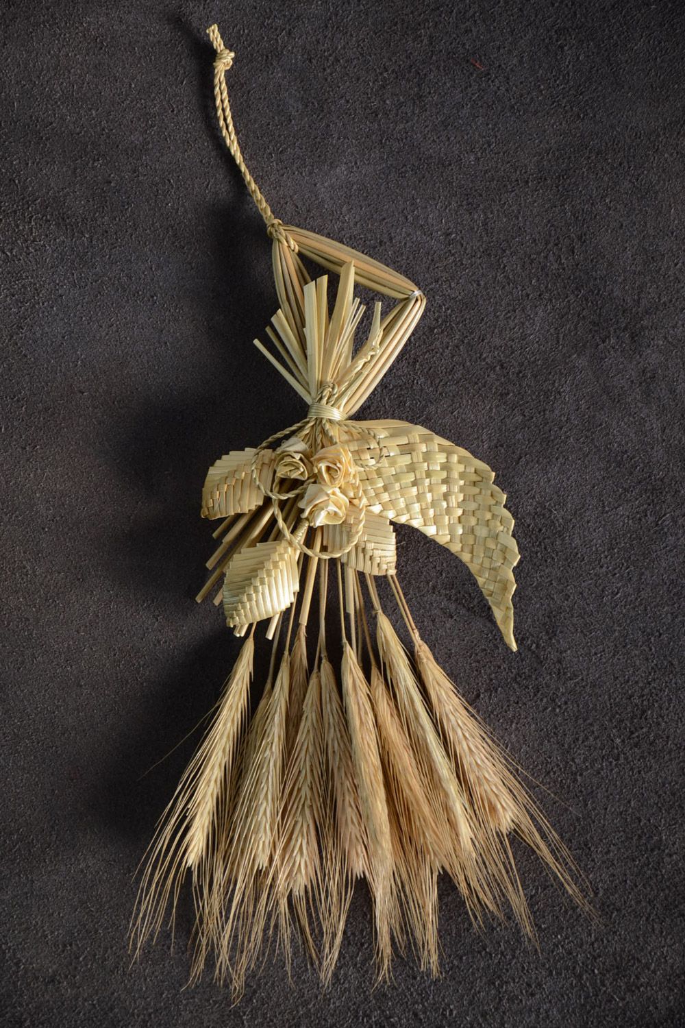 Интерьерная подвеска плетеная из соломы в виде оберега из колосков ручной работы фото 1