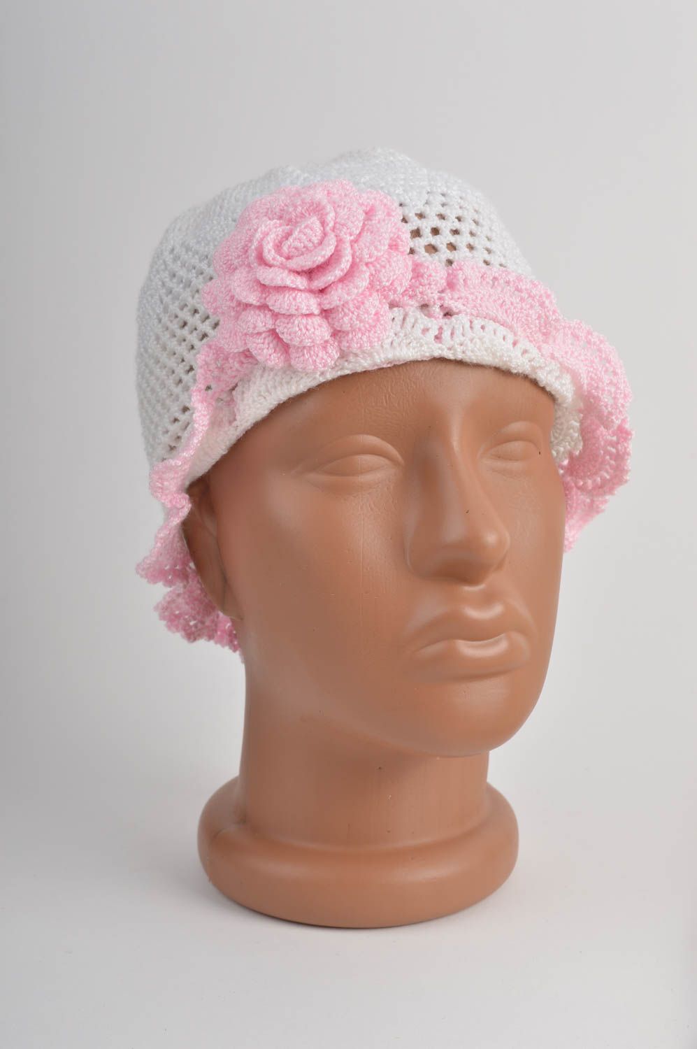 Bonnet tricot fait main Chapeau au crochet Vêtement enfant ajouré blanc rose photo 2