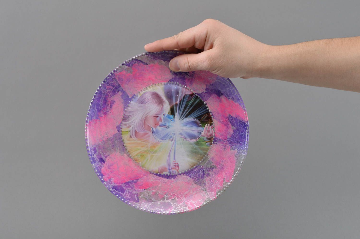 Стеклянная тарелка в технике декупаж ручной работы для декора дома Скрипачка фото 4
