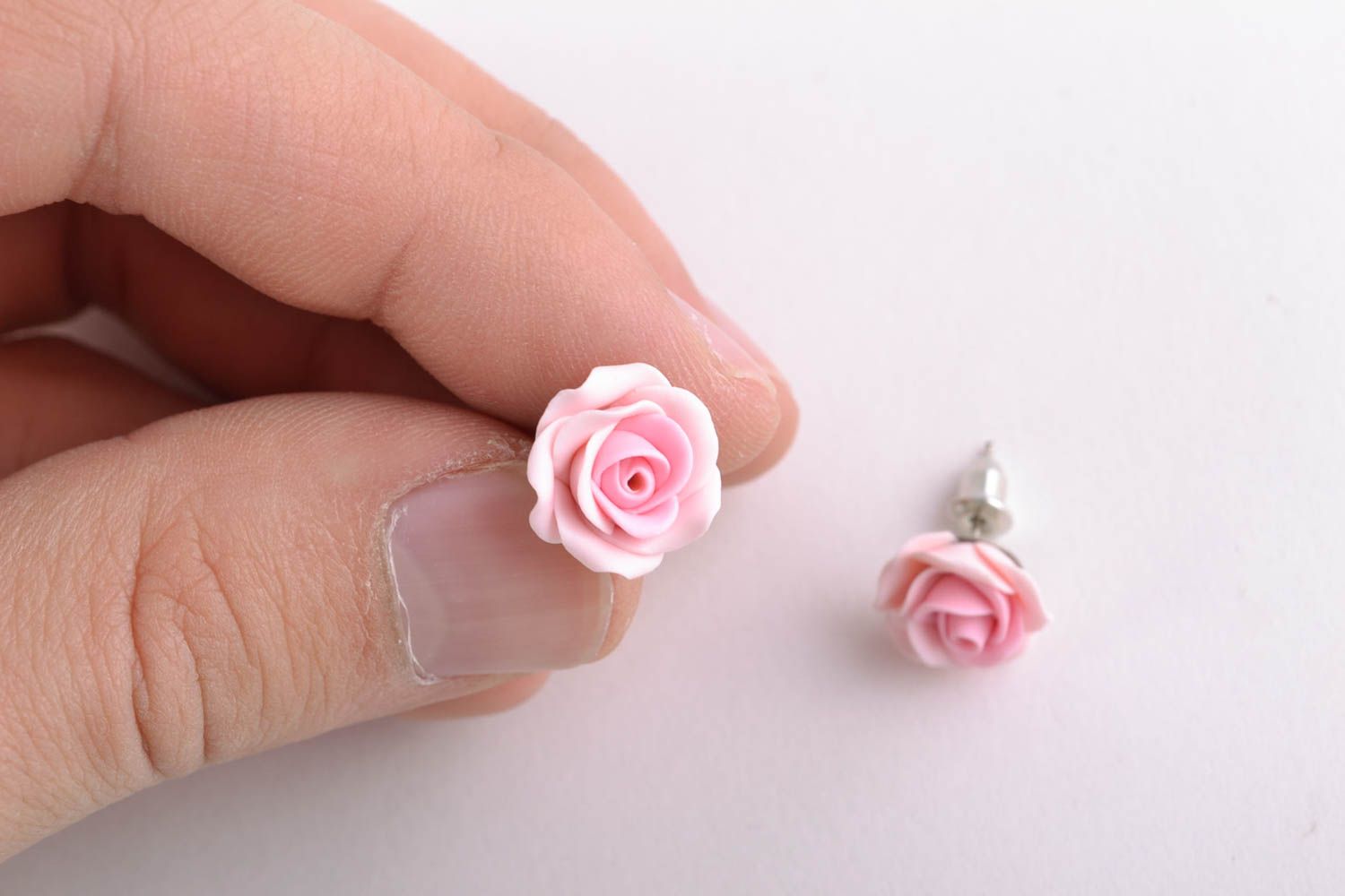 Boucles d'oreilles puces en pâte polymère petites fleurs de rose faites main photo 3
