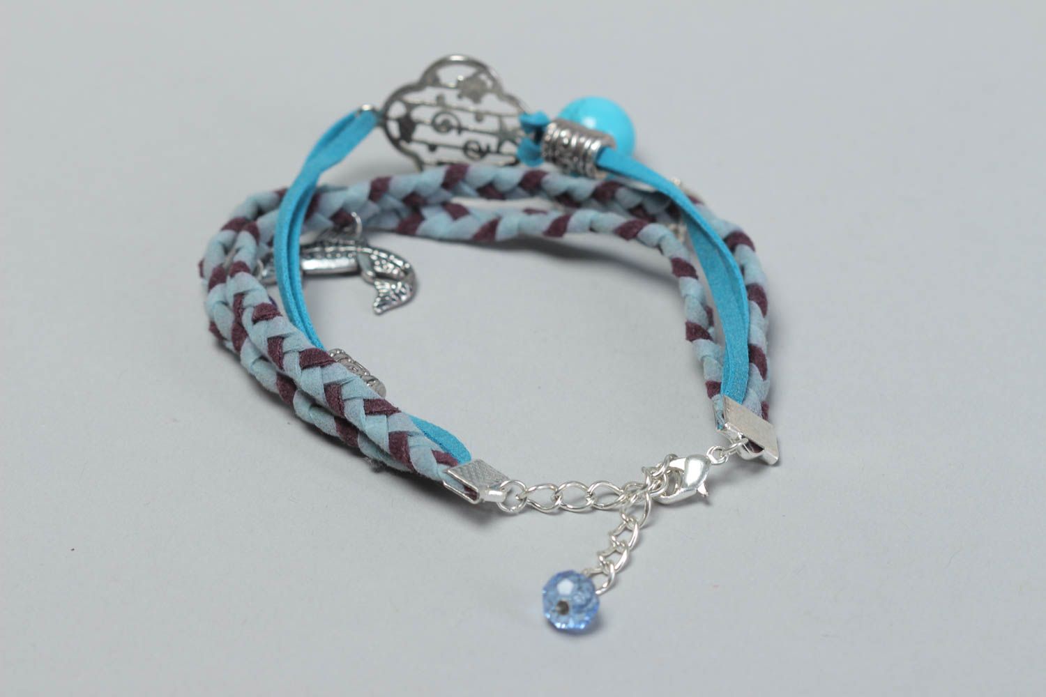 Handmade Leder Armband mit Anhängern aus Metall und Kugel in Blau für Damen  foto 4