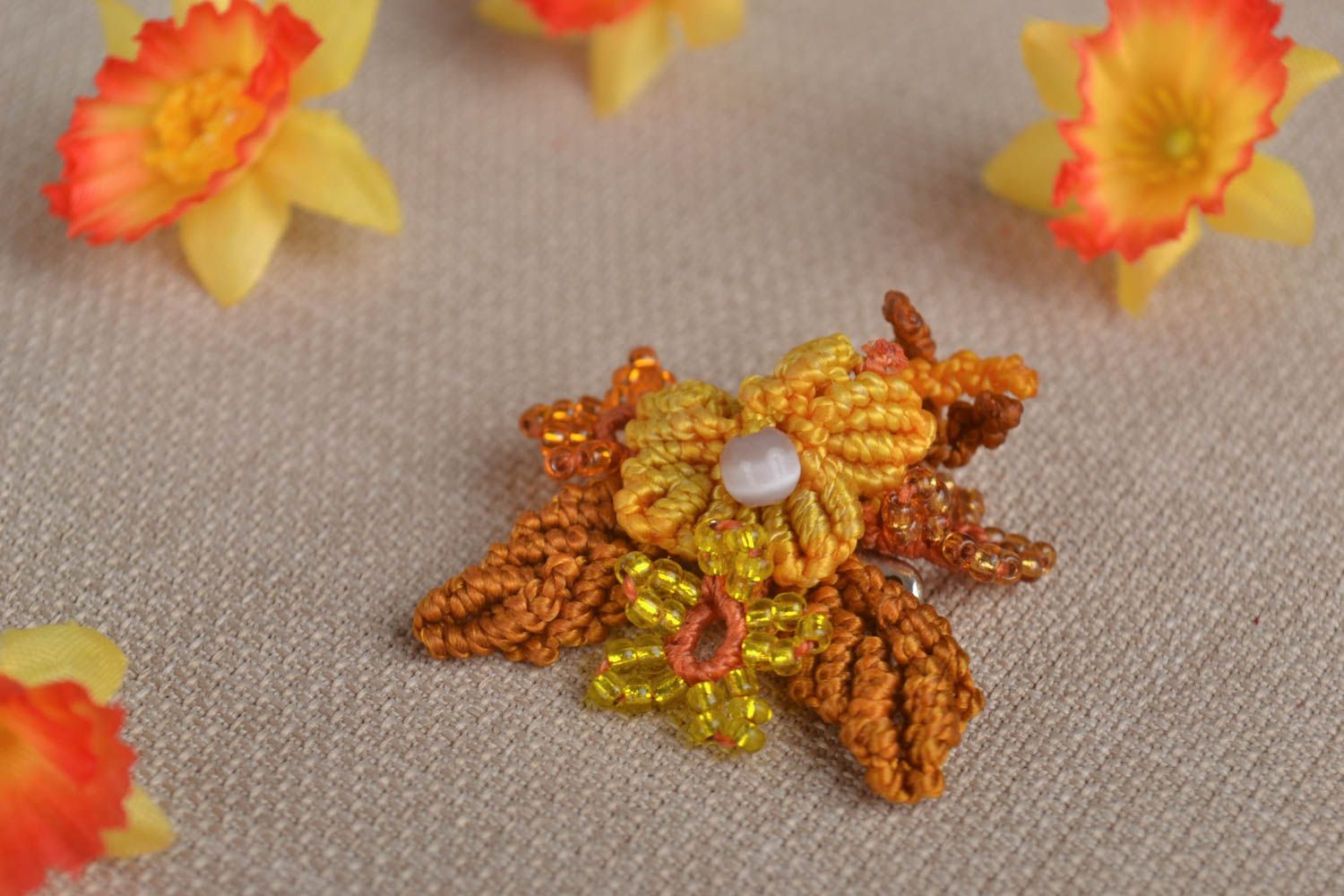 Broche fleurs Bijou fait main tressée en macramé jaune marron Cadeau femme photo 1