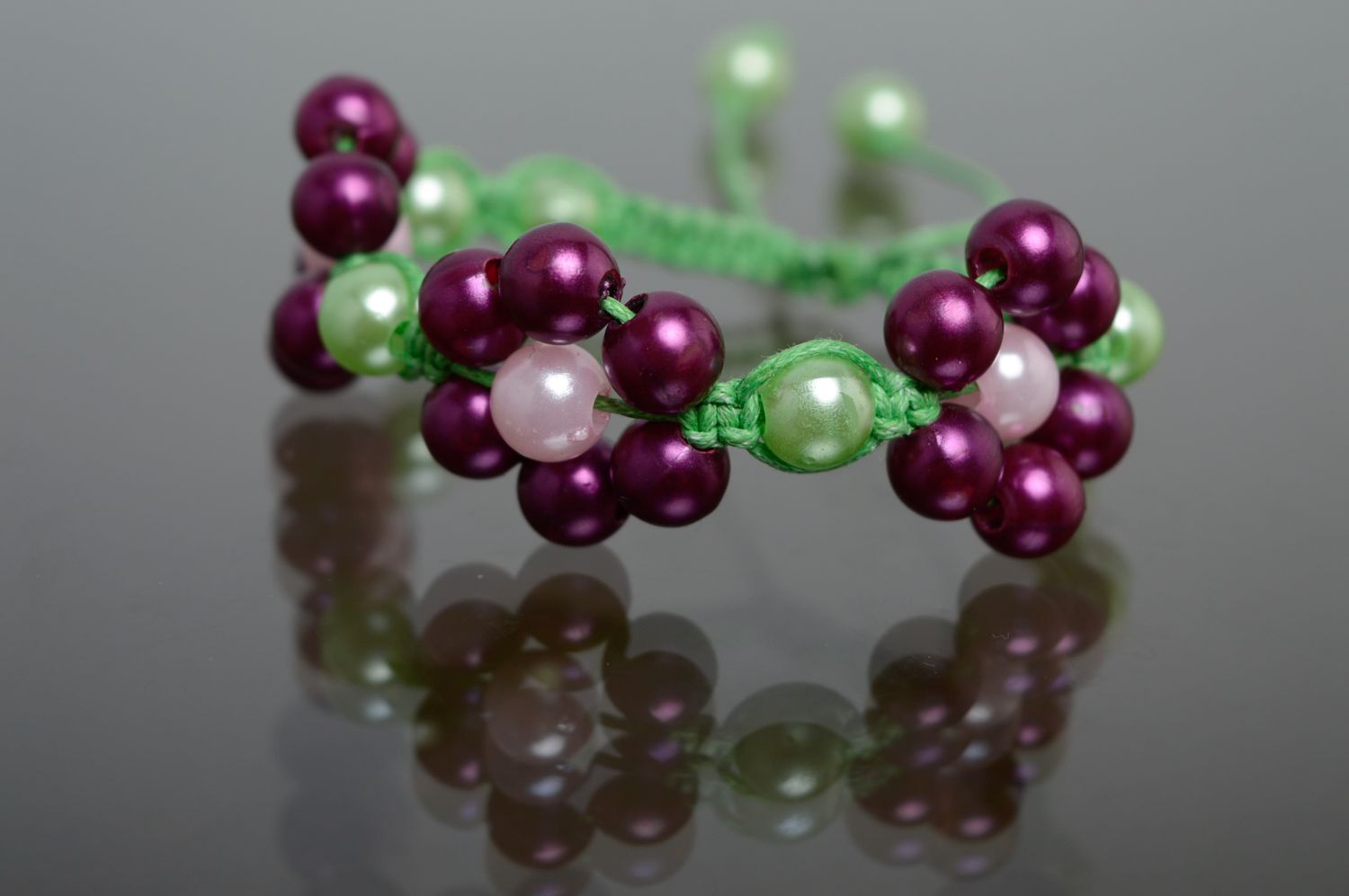 Bracelet en macramé original lacet vert ciré et perles de verre fait main  photo 1