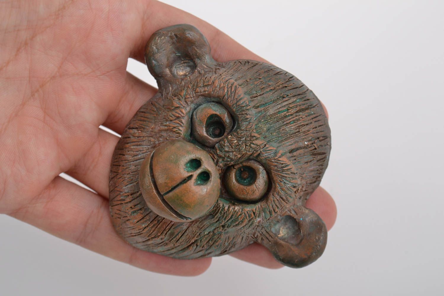 Máscara de souvenir de cerámica de mono pequeña marrón artesanal  foto 2