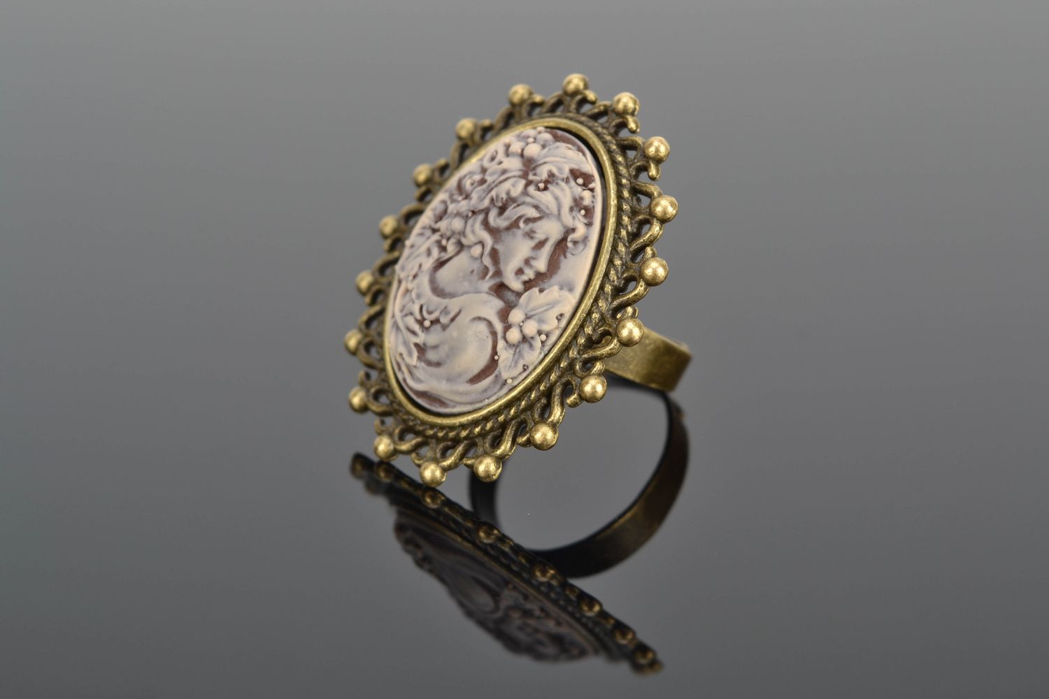 Винтажное кольцо с камеей из полимерной глины и металла фото 1