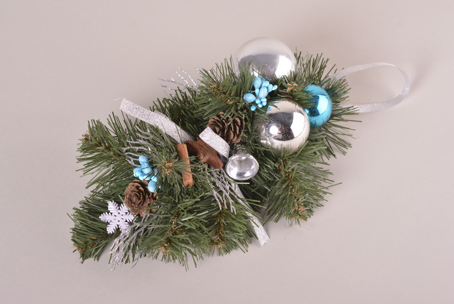 Игрушка на елку ручной работы декор для дома новогоднее украшение из шишек фото 1