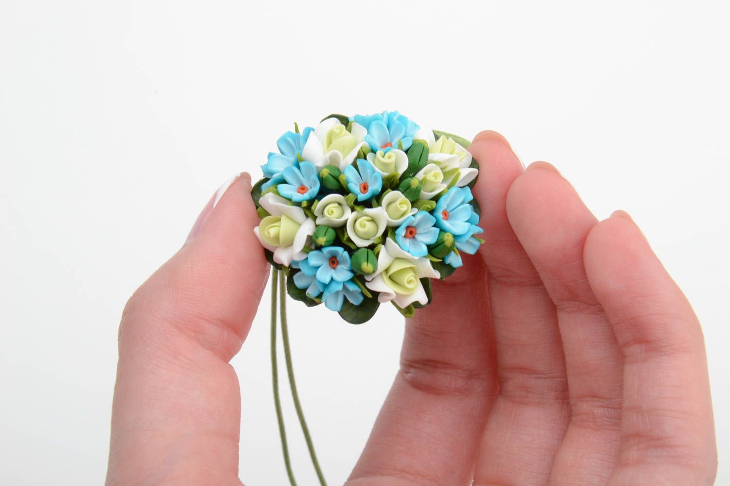 Pendentif en pâte polymère sur lacet vert fait main avec fleurs accessoire photo 5