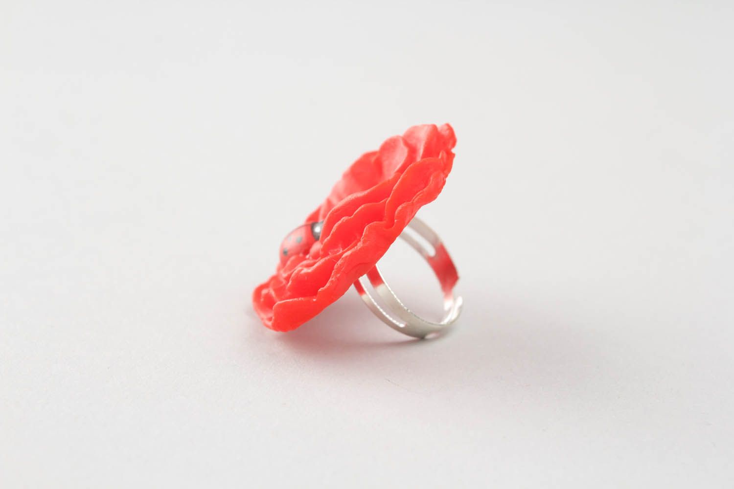 Anel vermelho de argila de polímero feito à mão acessório de mulher artesanal  foto 3