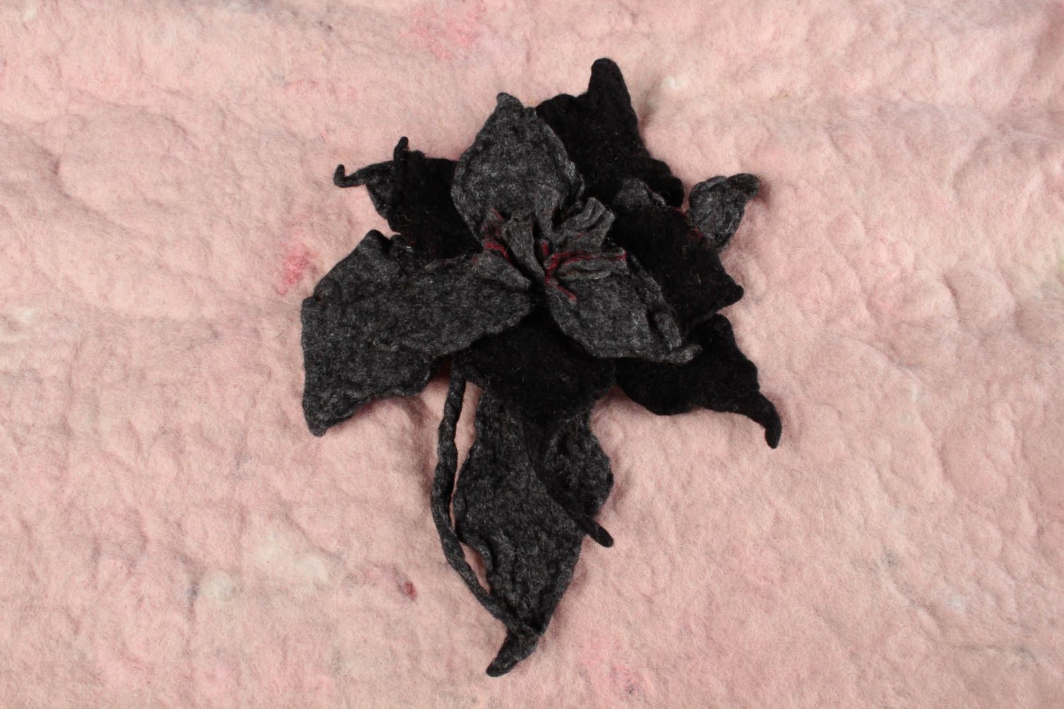Broche de fieltro bisutería artesanal accesorio de moda flor negra elegante foto 1