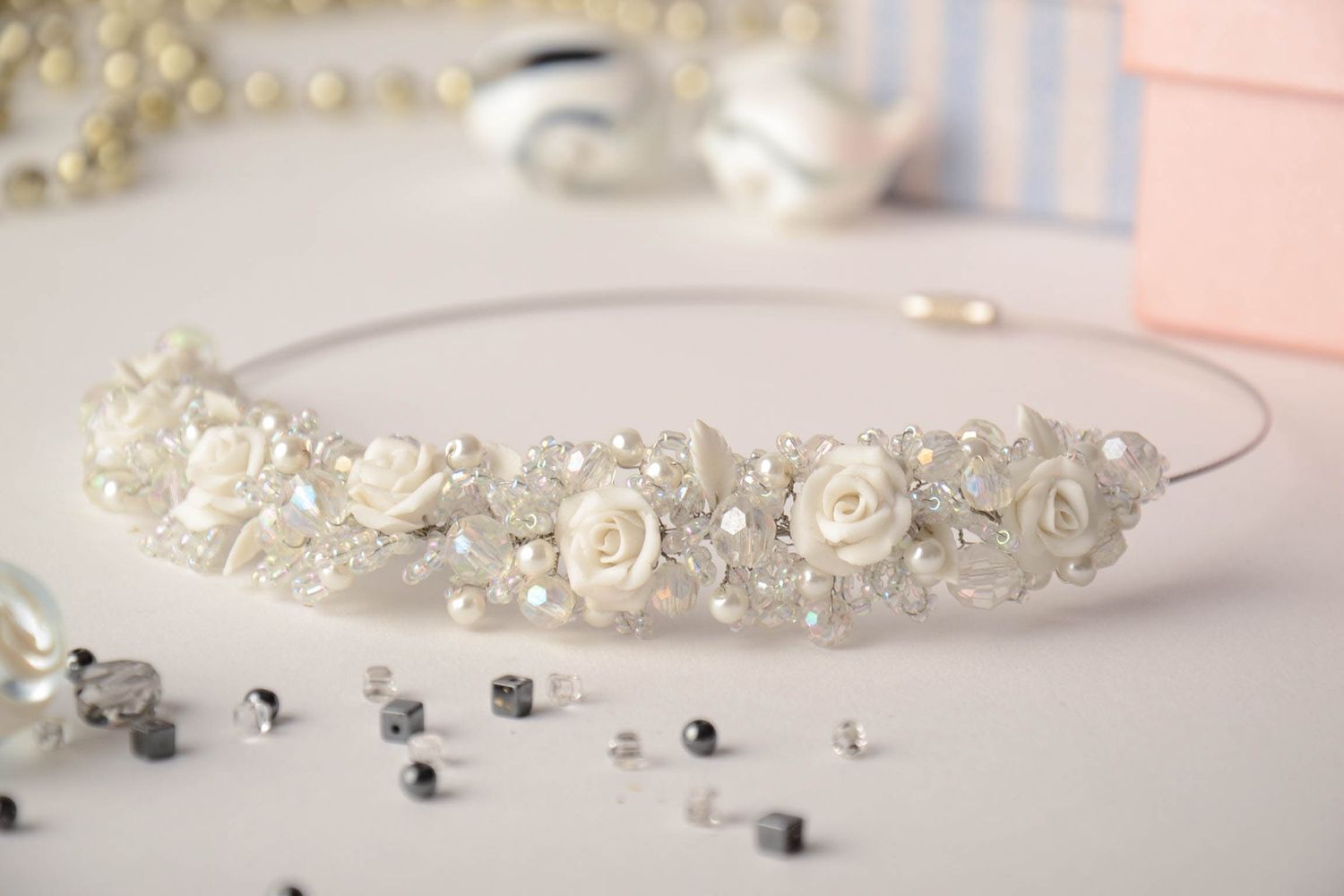 Ожерелье из полимерной глины цветочное с бисером Белые розы фото 1