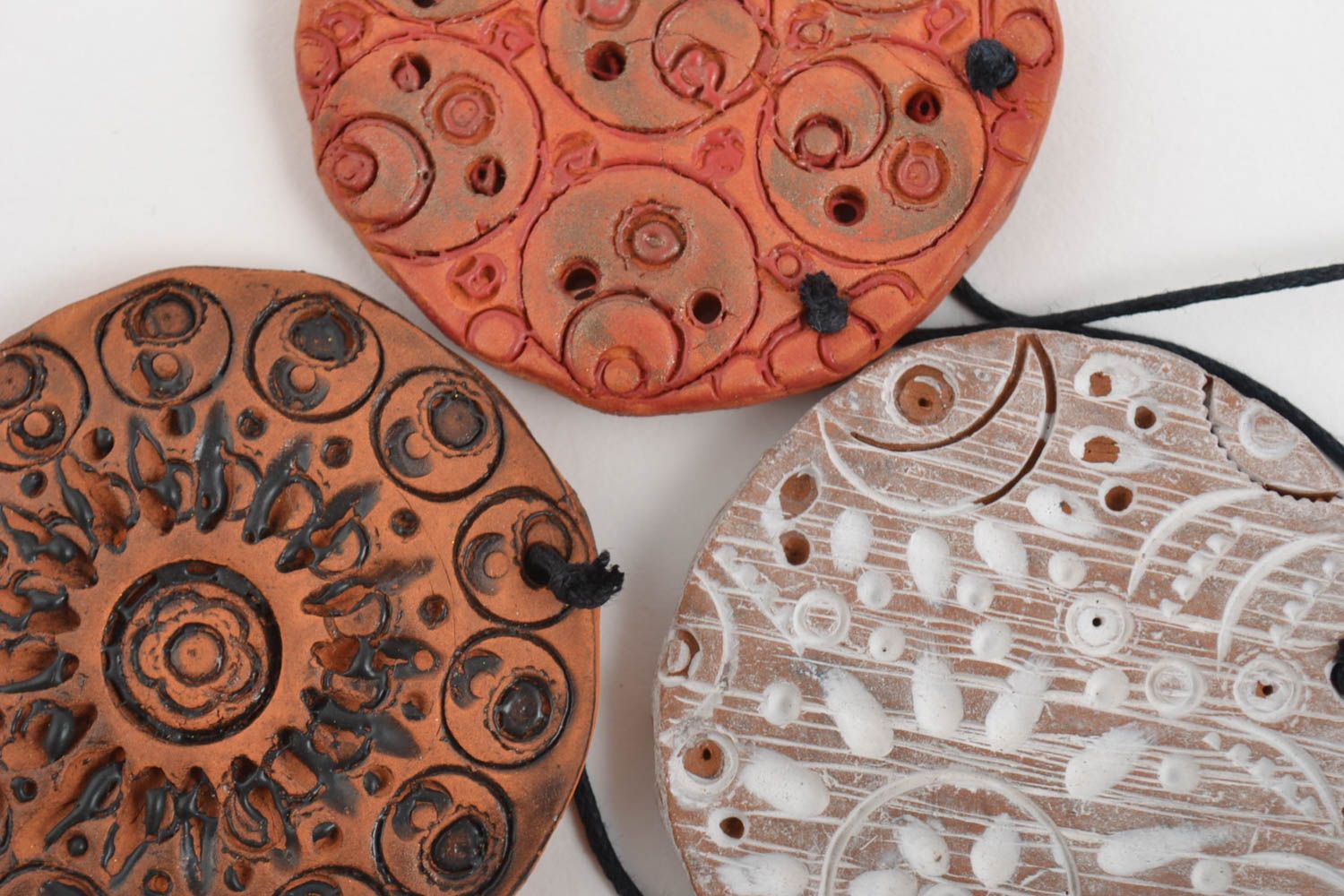 Глиняные кулоны украшения ручной работы кулоны на шею 5 шт комплект разноцветные фото 3