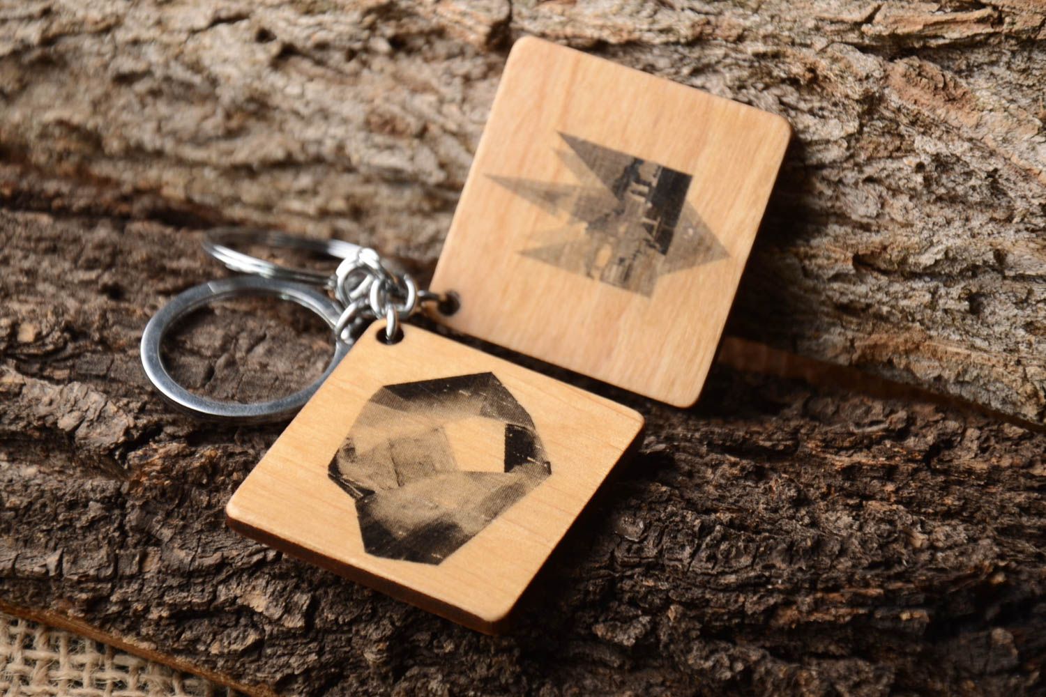 Porte-clés en bois faits main carrés originaux 2 pièces Accessoires design photo 1