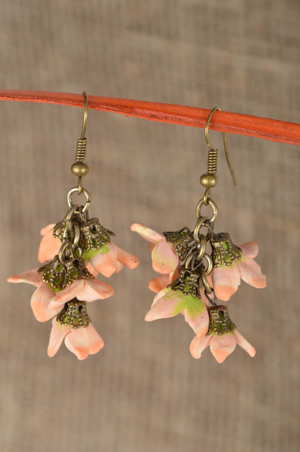 Schöne feine einfarbige handgemachte Ohrringe aus Polymerton mit Blumen foto 1
