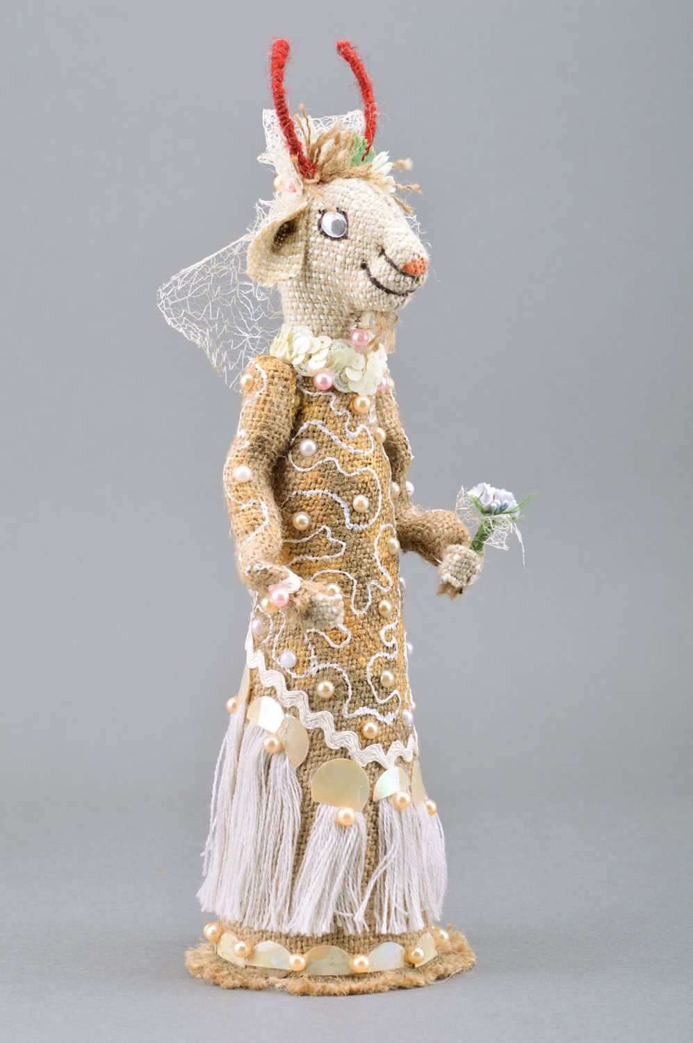 Игрушка чехол на бутылку декор коза невеста из мешковины ручная работа фото 3