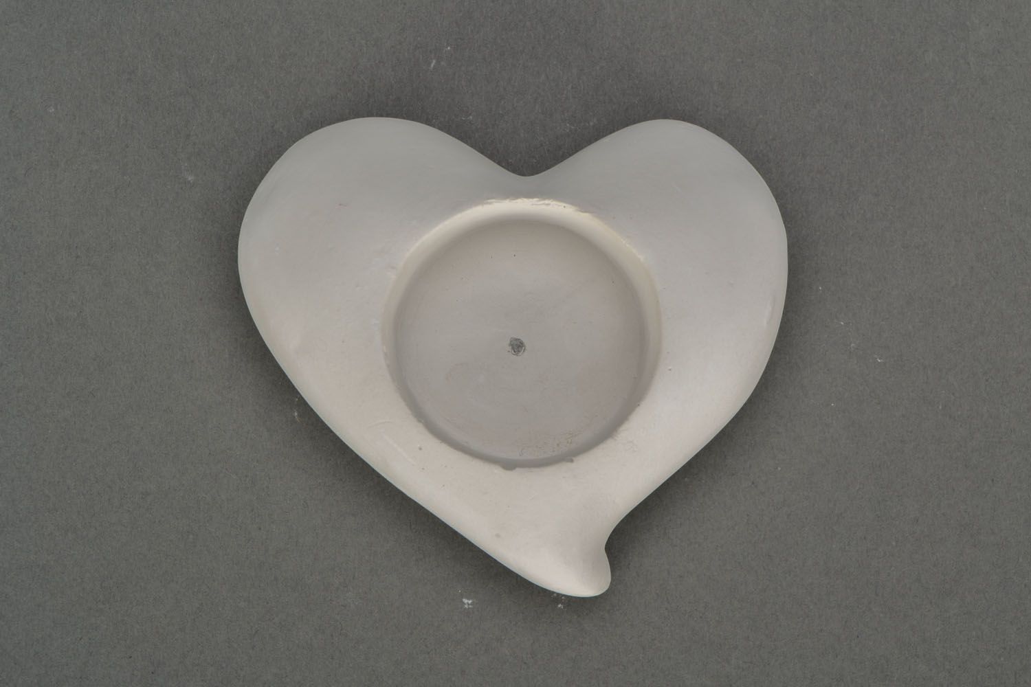 Castiçal em branco de gesso para pintar em forma do coração foto 3