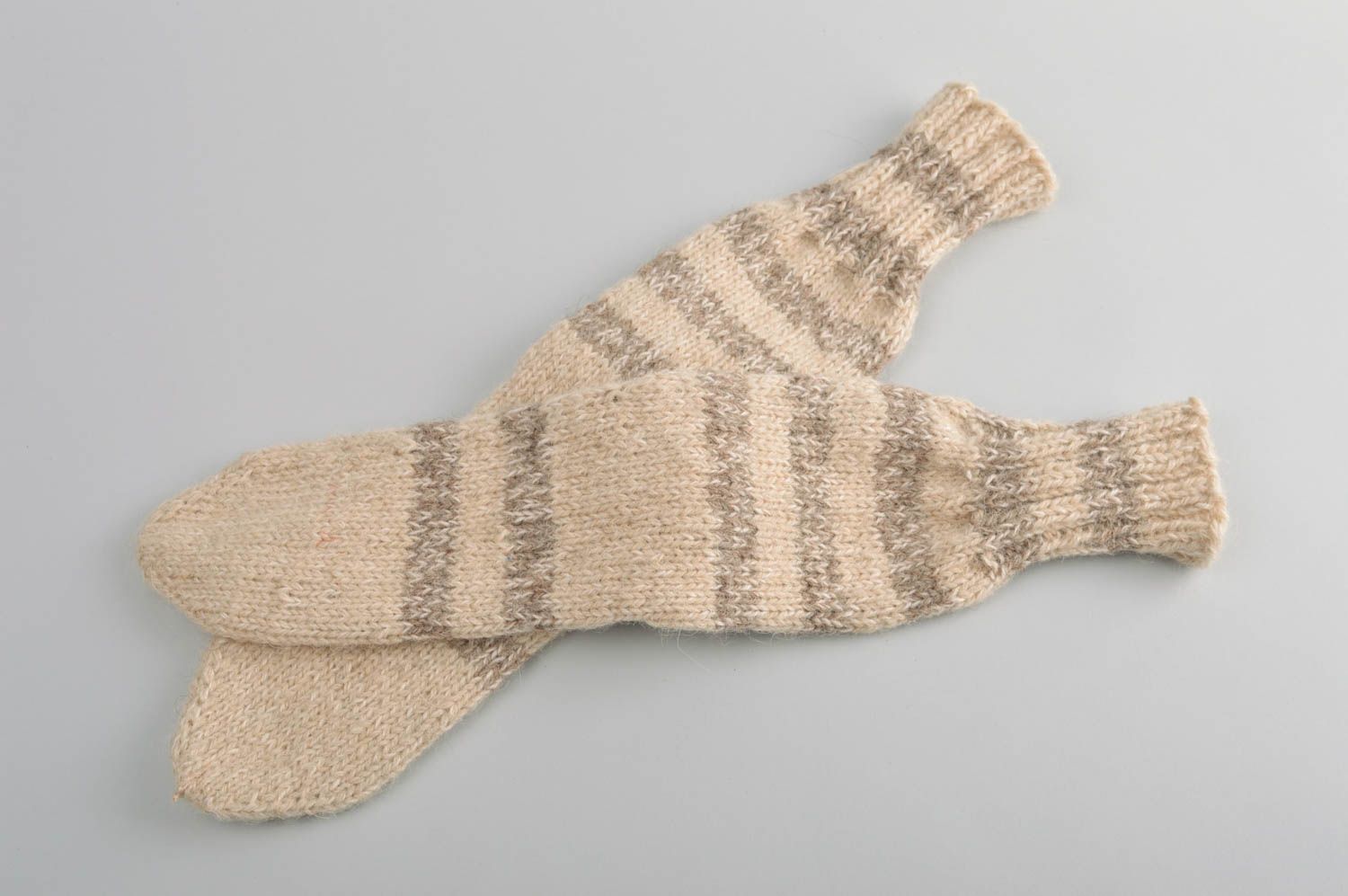 Handgemachte originelle Socken helles Winter Accessoire Socken gestrickt schön foto 4