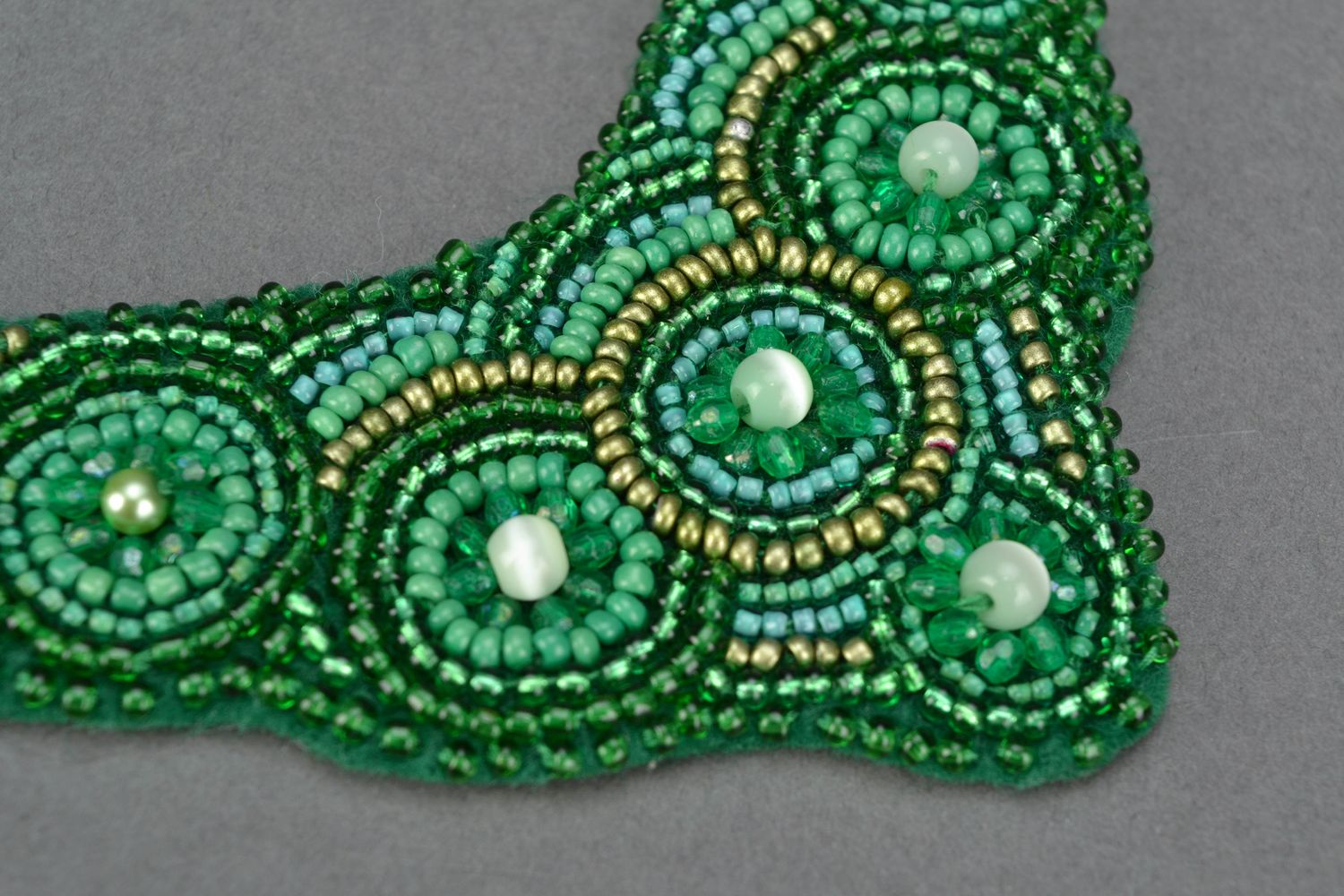 Колье из бисера и натуральных камней зеленое нарядное  фото 4