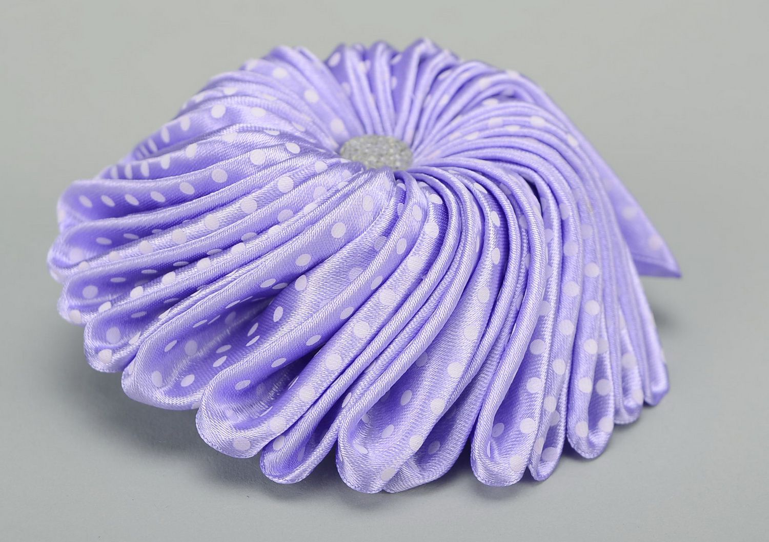 Bijou à cheveux avec fleur en satin violet photo 1